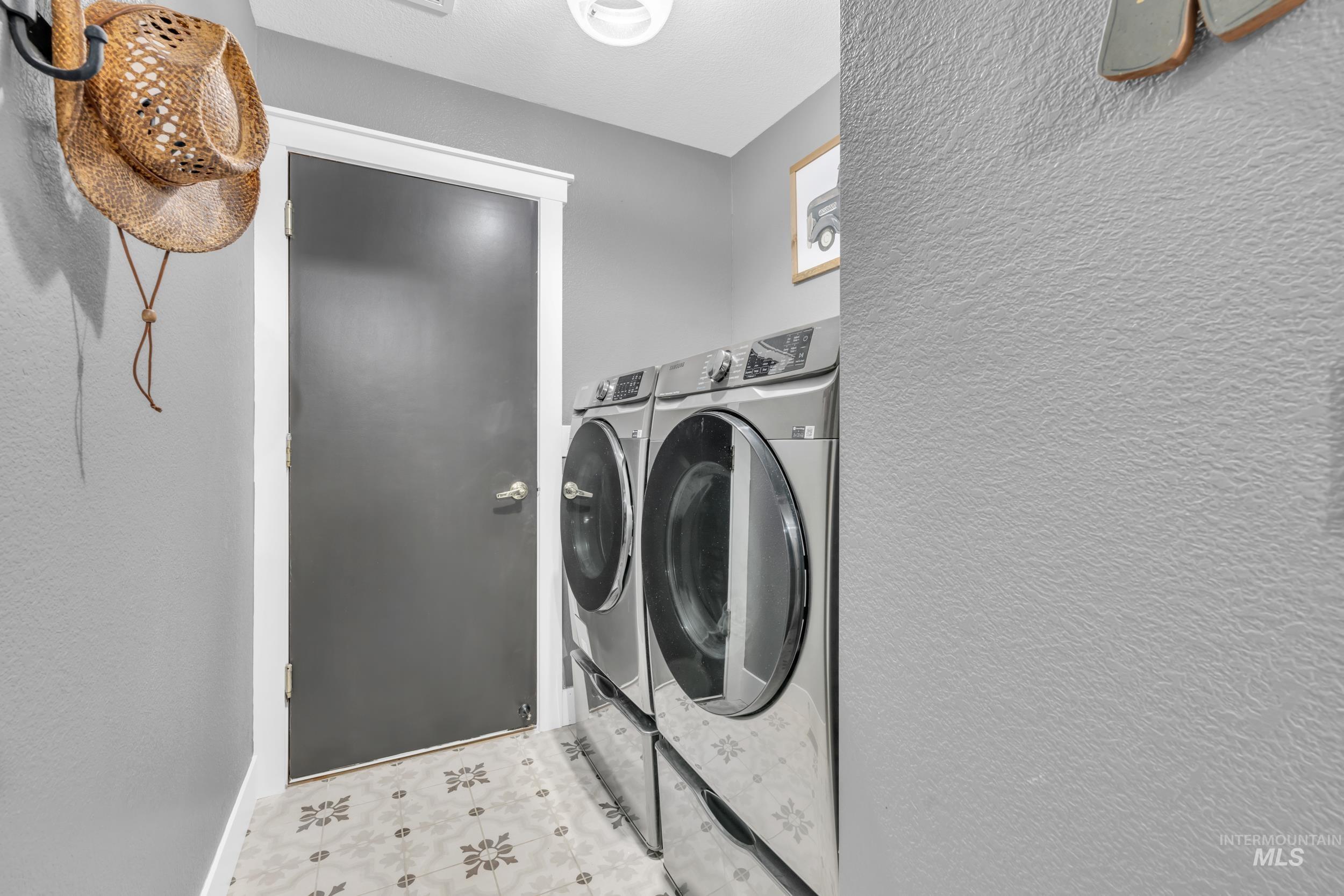 1127 E Egret Dr, Meridian, Idaho 83642, 3 Bedrooms, 2 Bathrooms, Residential For Sale, Price $460,000,MLS 98972298