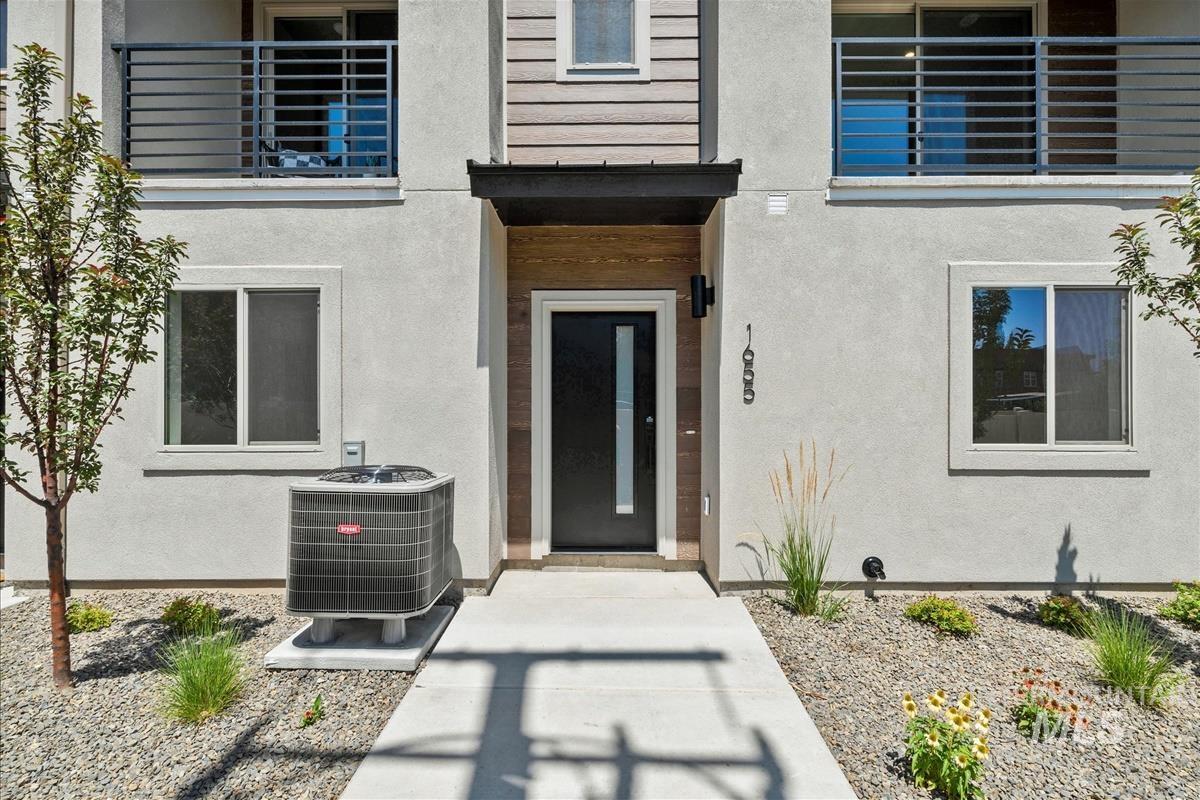 1705 S Rock View Ln, Boise, Idaho 83705, 3 Bedrooms, 3.5 Bathrooms, Residential For Sale, Price $496,880,MLS 98972311