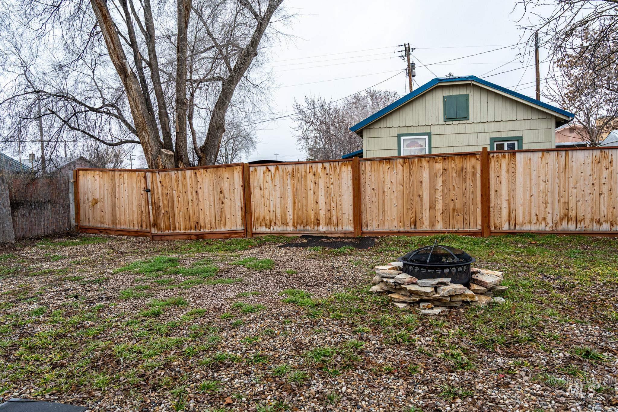 271 NW 7th Street, Ontario, Oregon 97914, 2 Bedrooms, 2 Bathrooms, Rental For Rent, Price $319,000,MLS 98972339