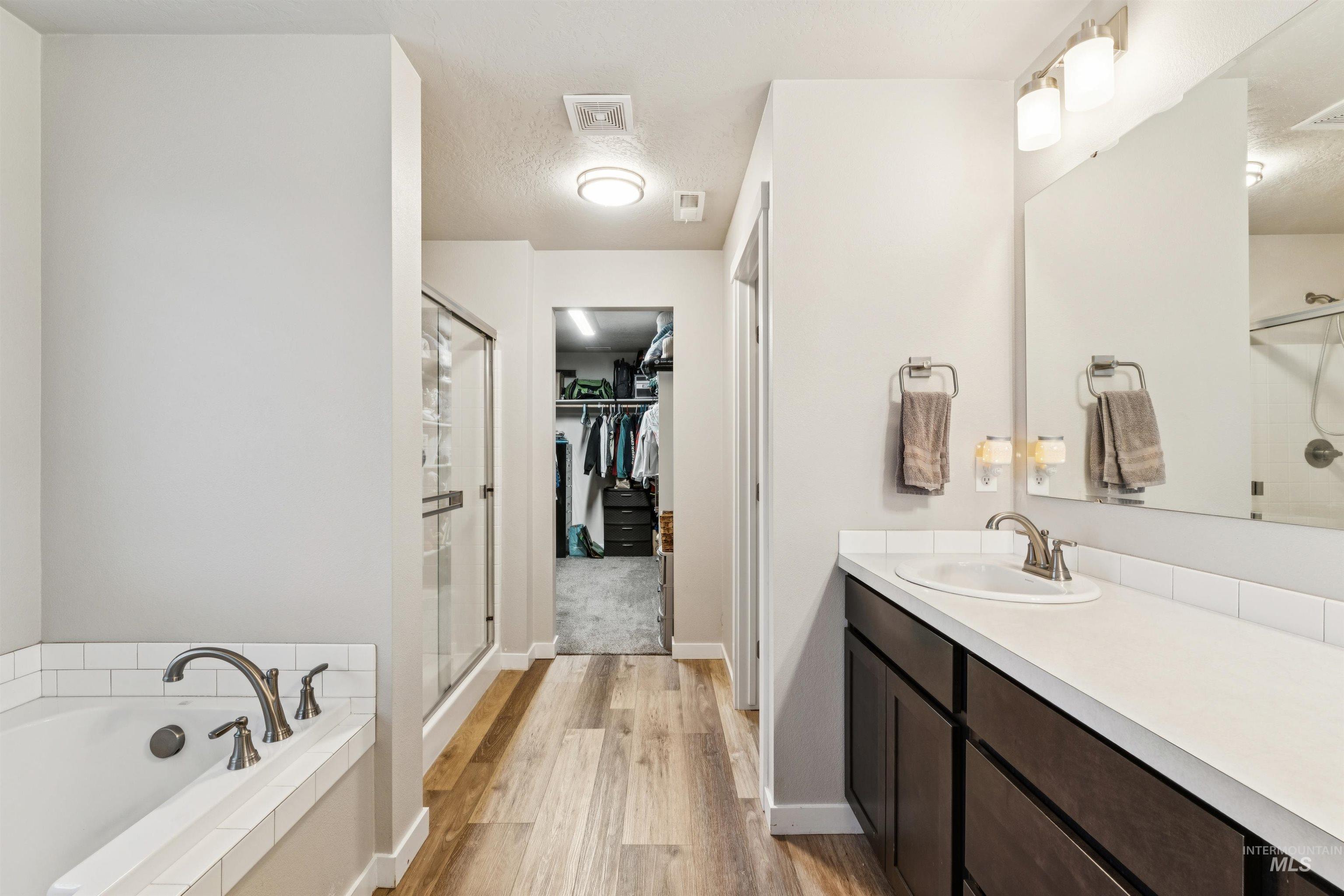 1093 N Bowknot Lake Place, Star, Idaho 83669, 5 Bedrooms, 3 Bathrooms, Residential For Sale, Price $590,000,MLS 98972341