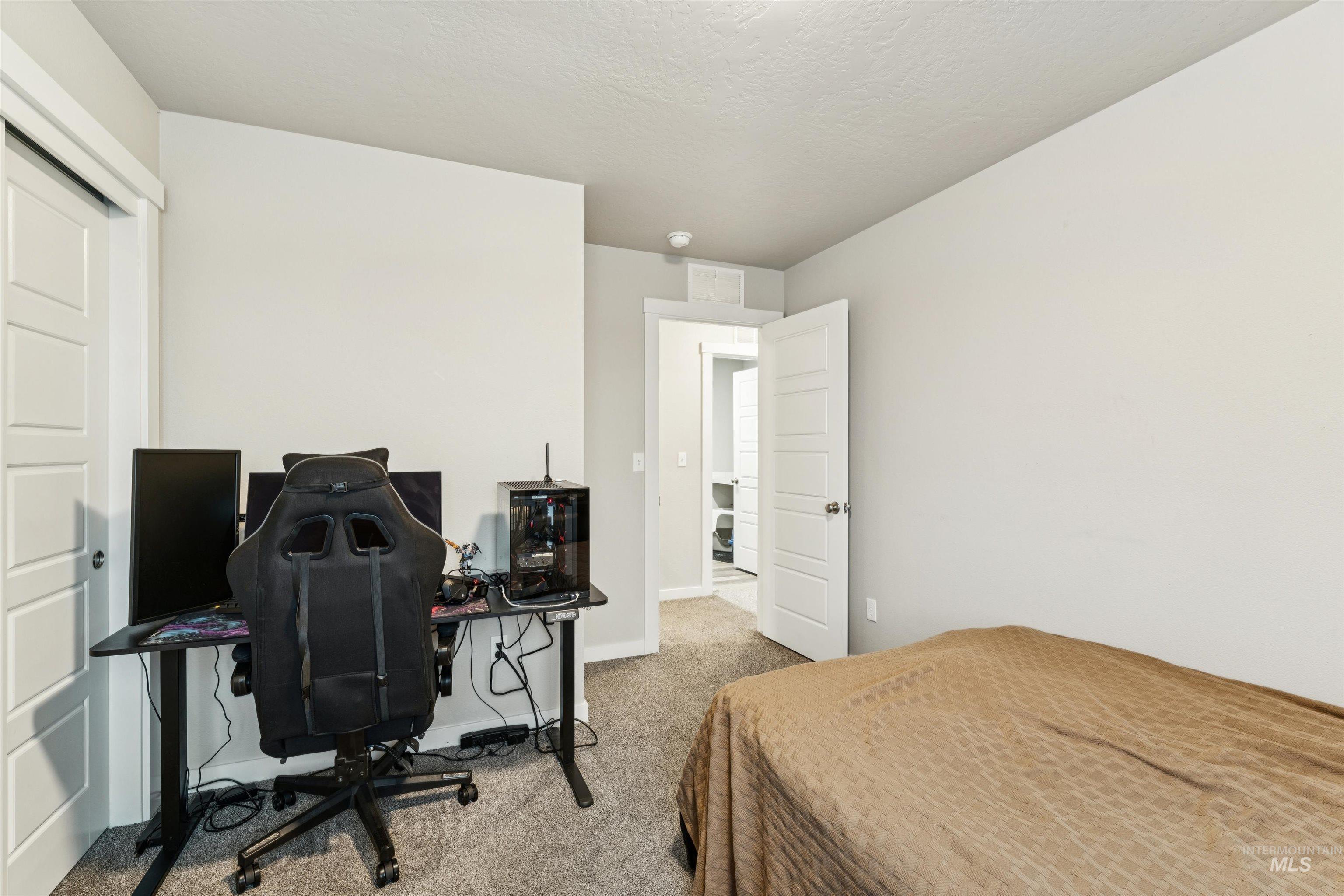 1093 N Bowknot Lake Place, Star, Idaho 83669, 5 Bedrooms, 3 Bathrooms, Residential For Sale, Price $590,000,MLS 98972341