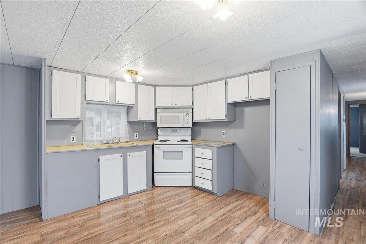 8429 W Irving Ln, Boise, Idaho 83704, 2 Bedrooms, 1 Bathroom, Residential For Sale, Price $75,000,MLS 98972348