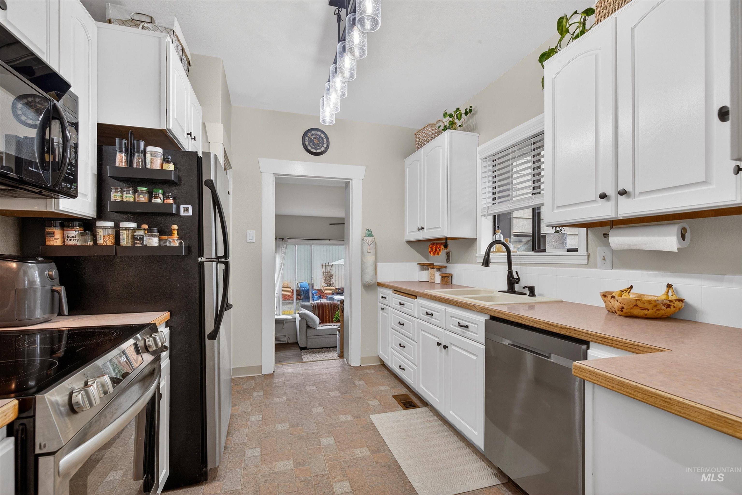 1021 11th Ave, Lewiston, Idaho 83501, 3 Bedrooms, 2 Bathrooms, Residential For Sale, Price $369,900,MLS 98972350