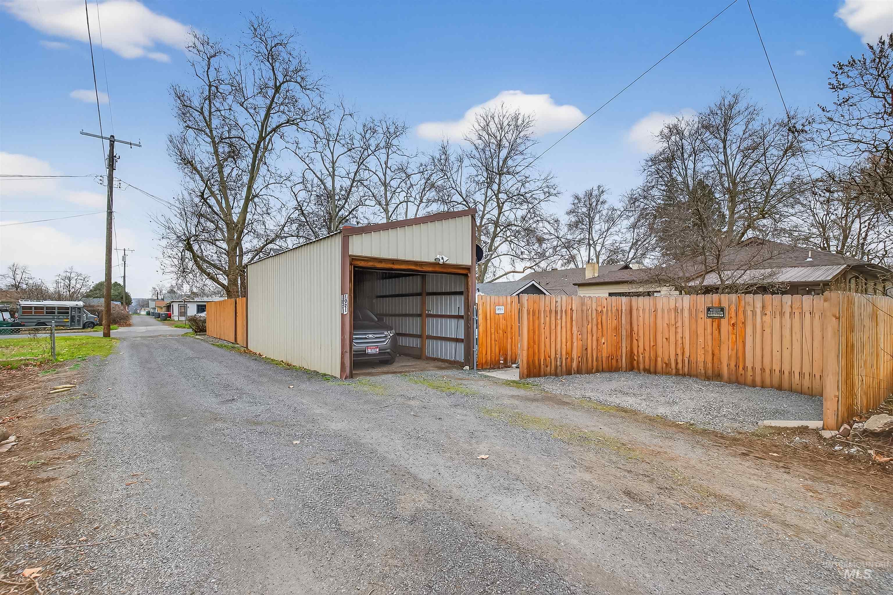 1021 11th Ave, Lewiston, Idaho 83501, 3 Bedrooms, 2 Bathrooms, Residential For Sale, Price $369,900,MLS 98972350