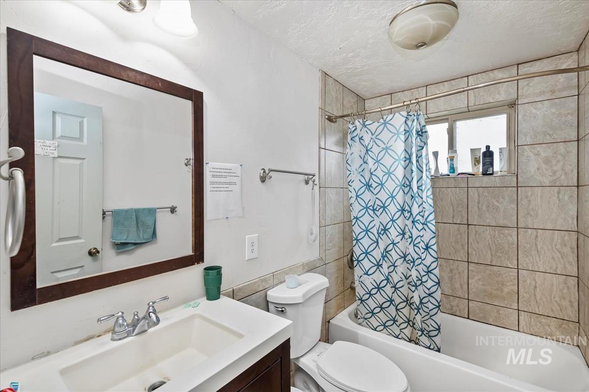 17322 CanAda Road, Nampa, Idaho 83687, 3 Bedrooms, 2 Bathrooms, Residential Income For Sale, Price $980,000,MLS 98972358