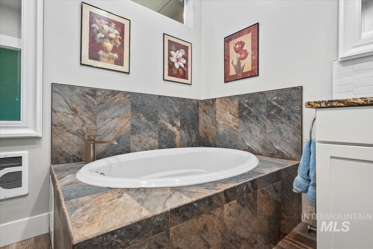 17322 CanAda Road, Nampa, Idaho 83687, 3 Bedrooms, 2 Bathrooms, Residential Income For Sale, Price $980,000,MLS 98972358