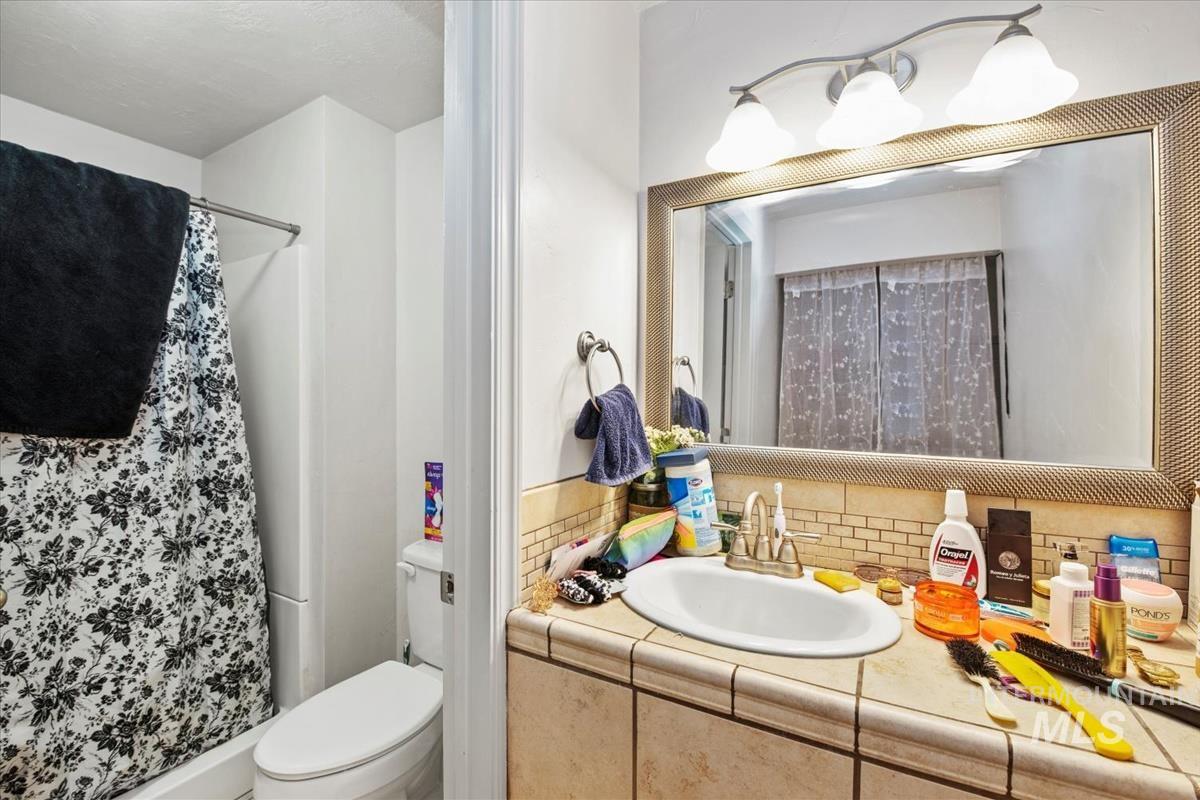 17322 CanAda Road, Nampa, Idaho 83687, 3 Bedrooms, 2 Bathrooms, Residential Income For Sale, Price $980,000,MLS 98972358