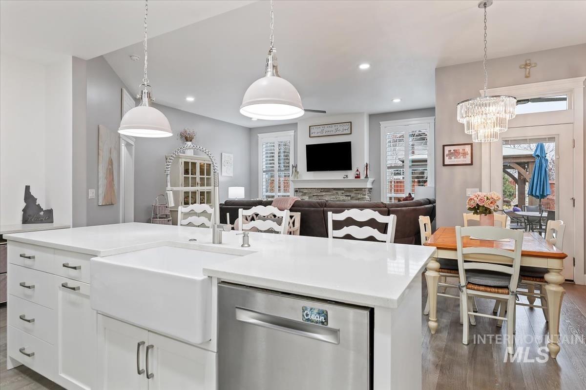 189 S Devon Ave., Star, Idaho 83669, 3 Bedrooms, 2 Bathrooms, Residential For Sale, Price $570,000,MLS 98972368