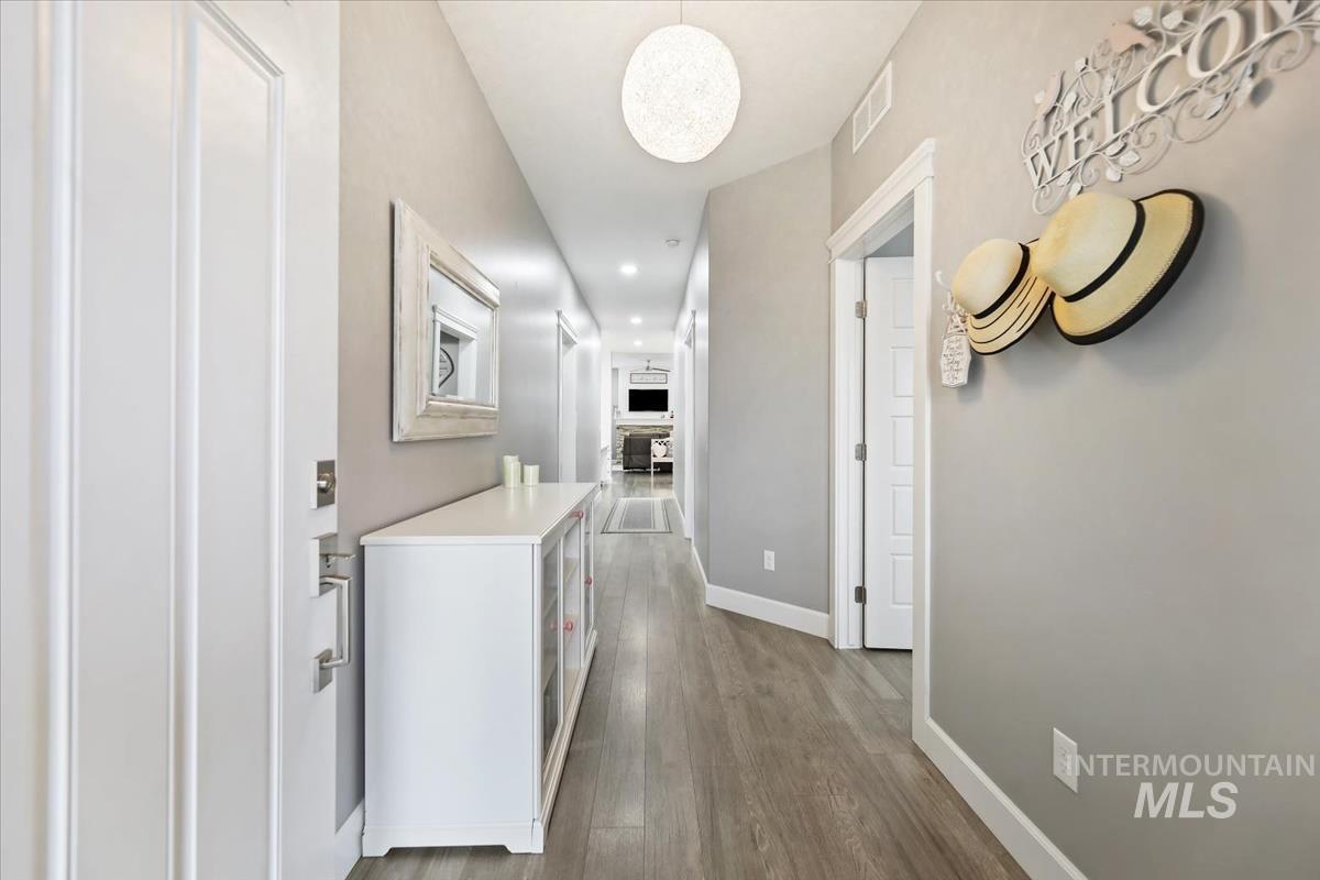 189 S Devon Ave., Star, Idaho 83669, 3 Bedrooms, 2 Bathrooms, Residential For Sale, Price $570,000,MLS 98972368