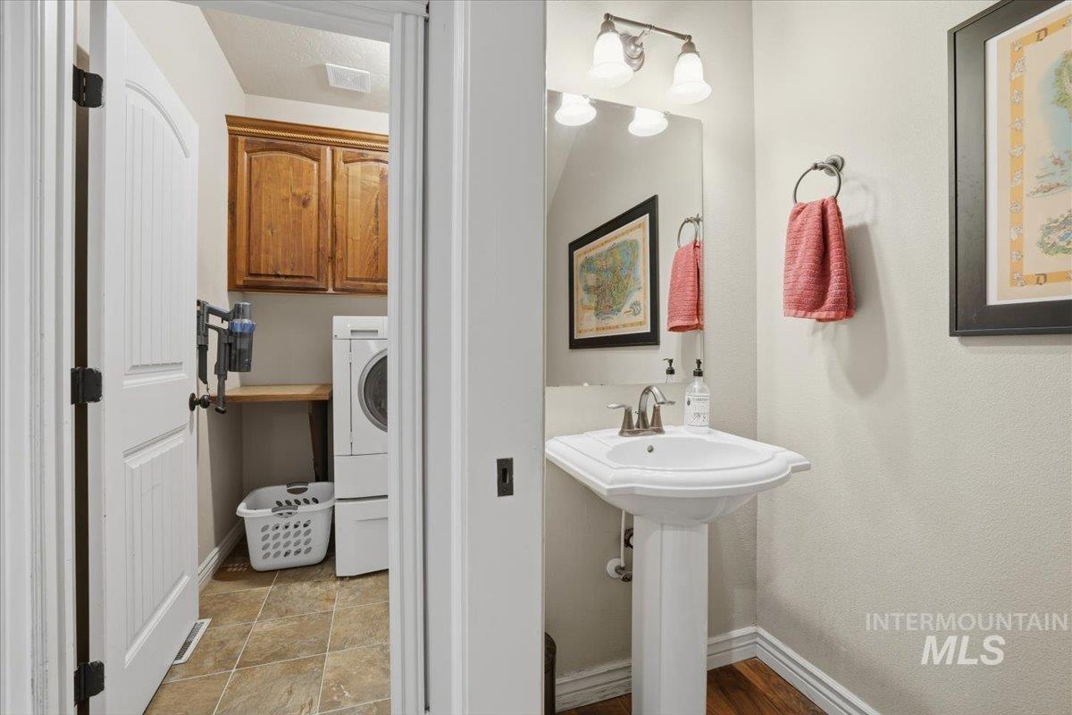 1525 S Herron Dr, Nampa, Idaho 83686, 4 Bedrooms, 2.5 Bathrooms, Residential For Sale, Price $534,900,MLS 98972369