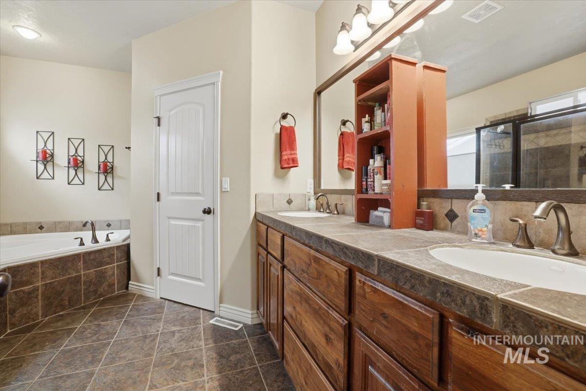 1525 S Herron Dr, Nampa, Idaho 83686, 4 Bedrooms, 2.5 Bathrooms, Residential For Sale, Price $534,900,MLS 98972369