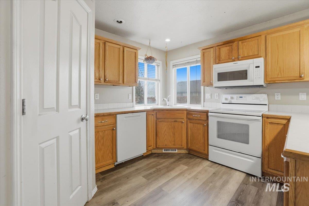 1826 W Camelot Dr, Nampa, Idaho 83651, 5 Bedrooms, 2.5 Bathrooms, Residential For Sale, Price $395,000,MLS 98972376