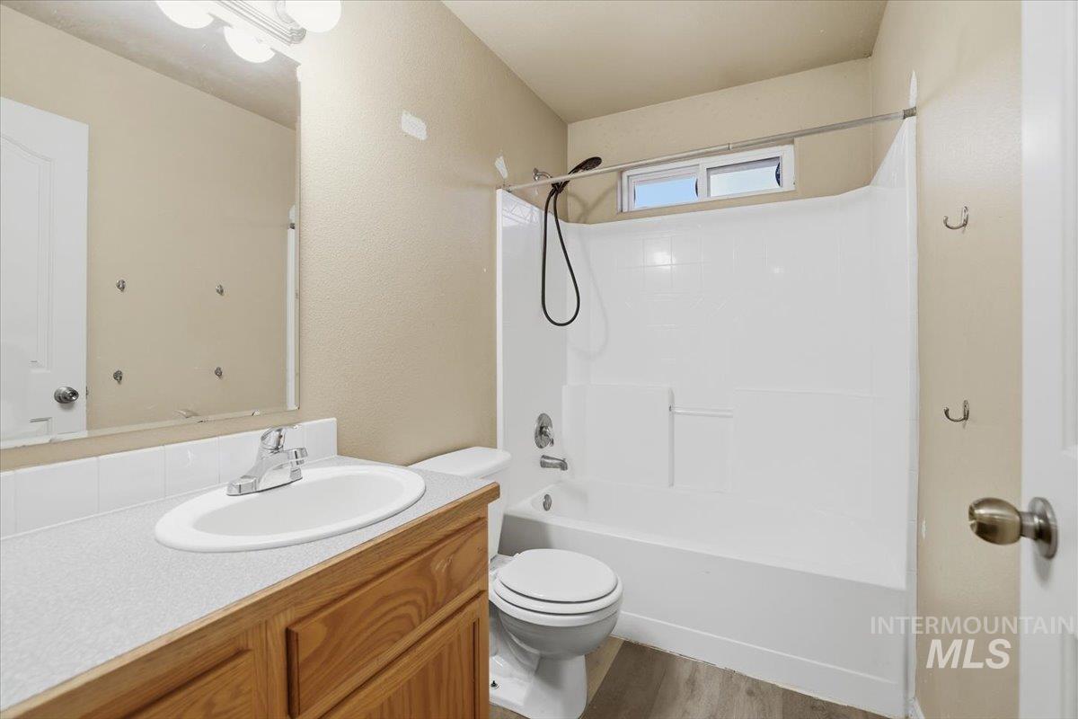 1826 W Camelot Dr, Nampa, Idaho 83651, 5 Bedrooms, 2.5 Bathrooms, Residential For Sale, Price $395,000,MLS 98972376