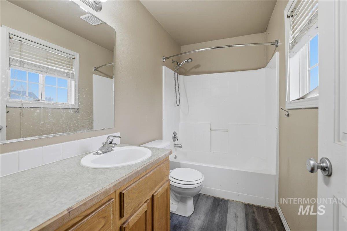 1826 W Camelot Dr, Nampa, Idaho 83651, 5 Bedrooms, 2.5 Bathrooms, Residential For Sale, Price $395,000,MLS 98972376