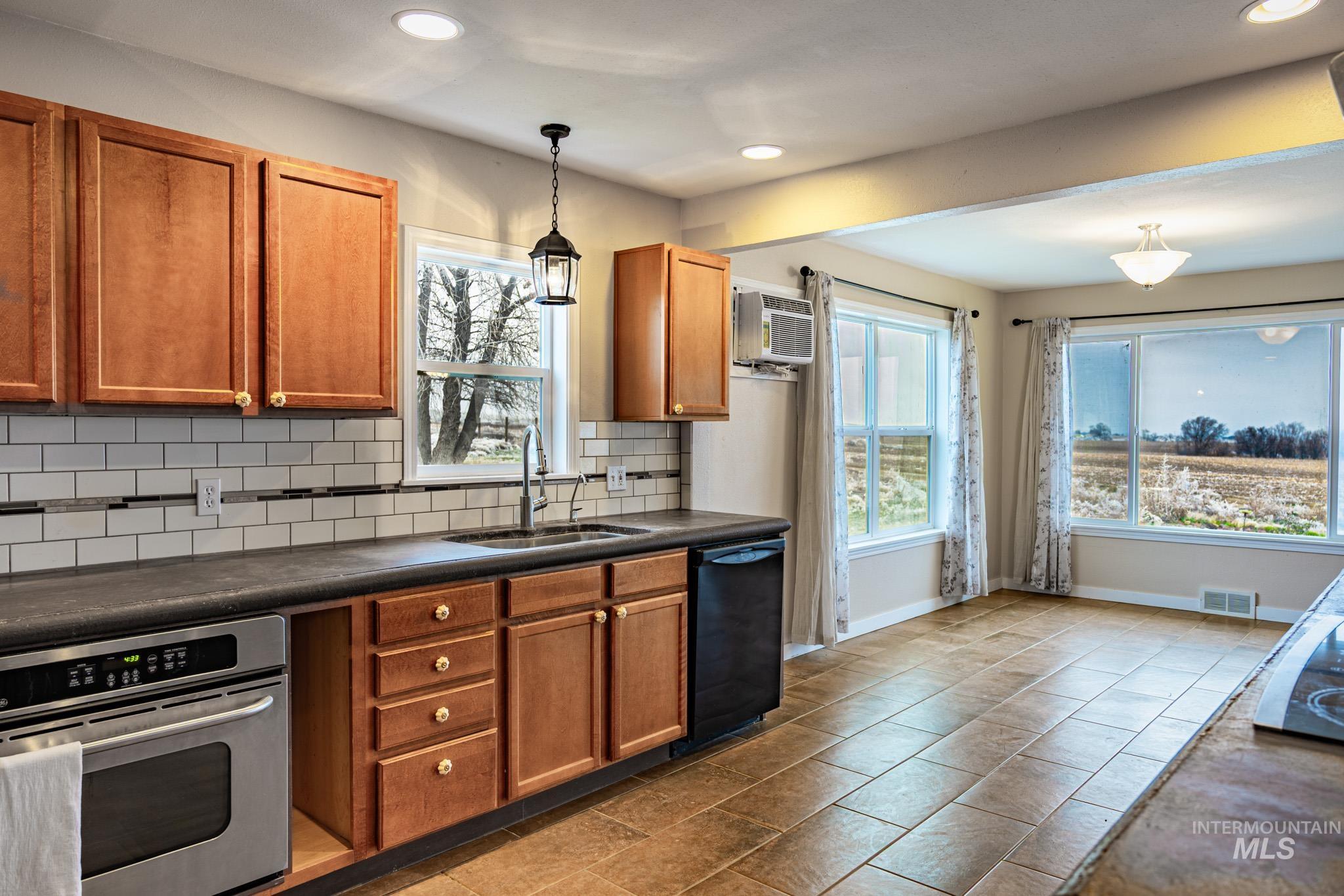 1052 Enterprise Ave., Nyssa, Oregon 97913, 4 Bedrooms, 2 Bathrooms, Residential For Sale, Price $476,999,MLS 98972387