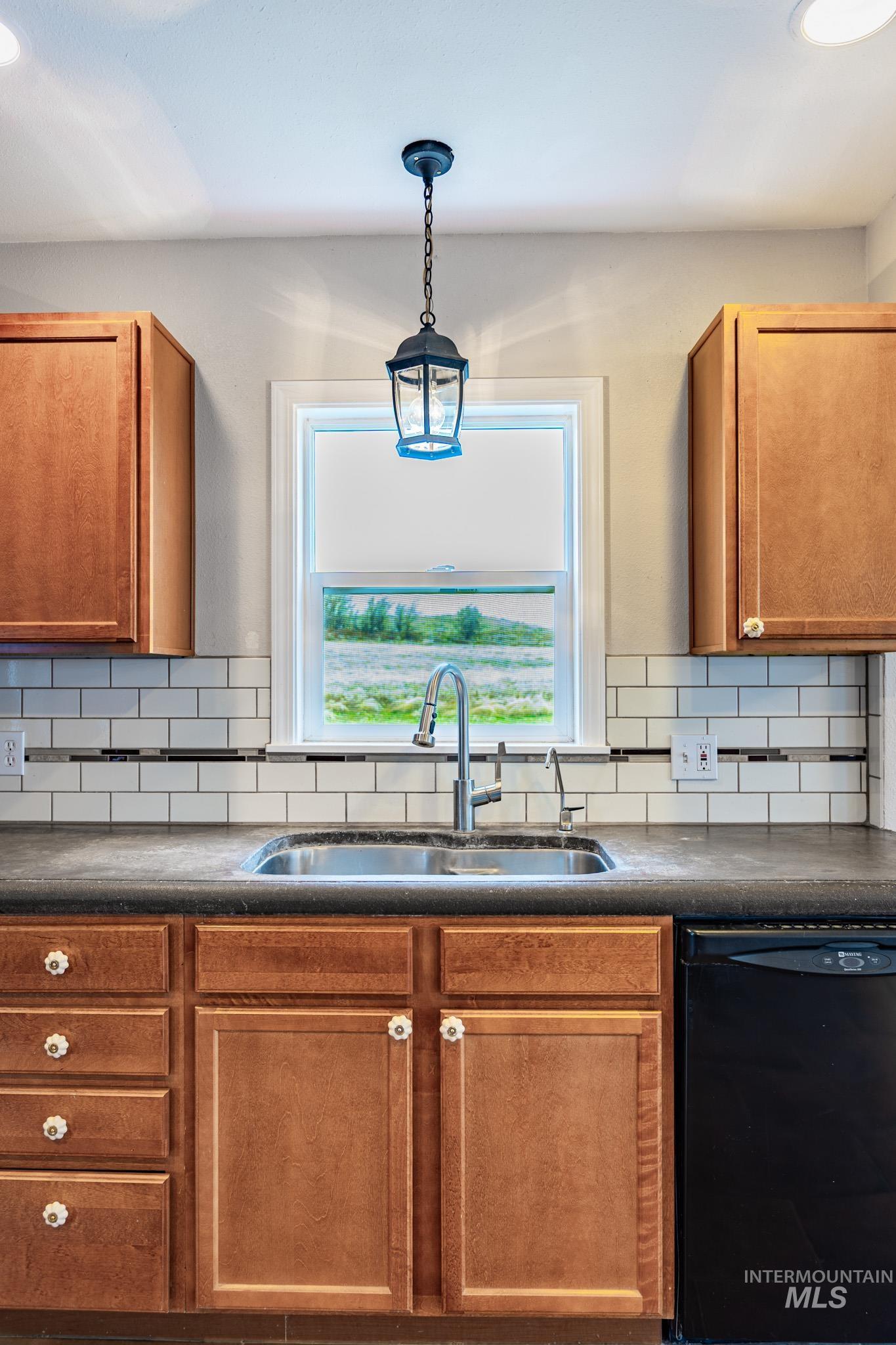 1052 Enterprise Ave., Nyssa, Oregon 97913, 4 Bedrooms, 2 Bathrooms, Residential For Sale, Price $476,999,MLS 98972387