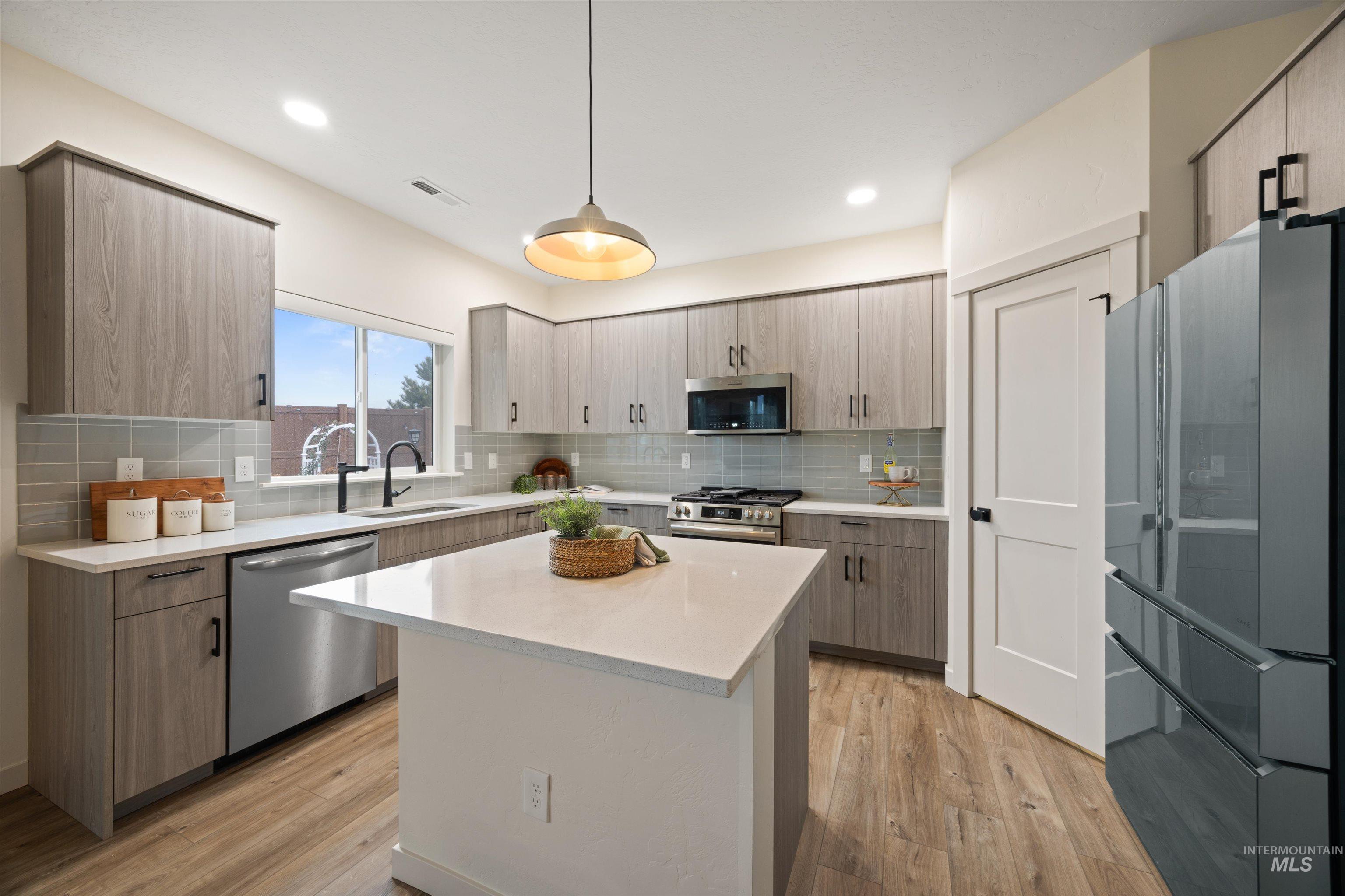 6864 W Corona Street, Boise, Idaho 83709, 4 Bedrooms, 2 Bathrooms, Residential For Sale, Price $575,000,MLS 98972400