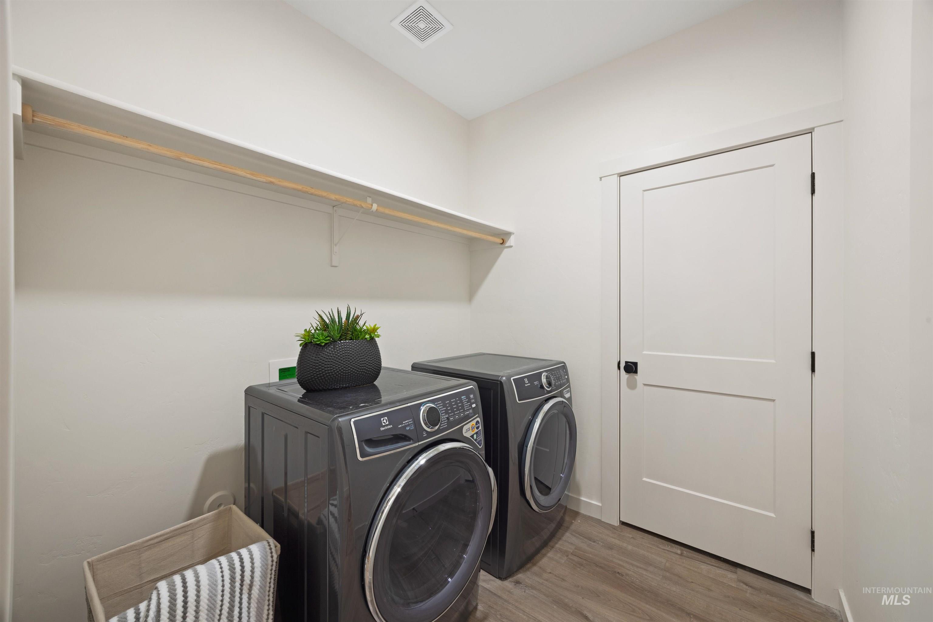 6864 W Corona Street, Boise, Idaho 83709, 4 Bedrooms, 2 Bathrooms, Residential For Sale, Price $589,900,MLS 98972400