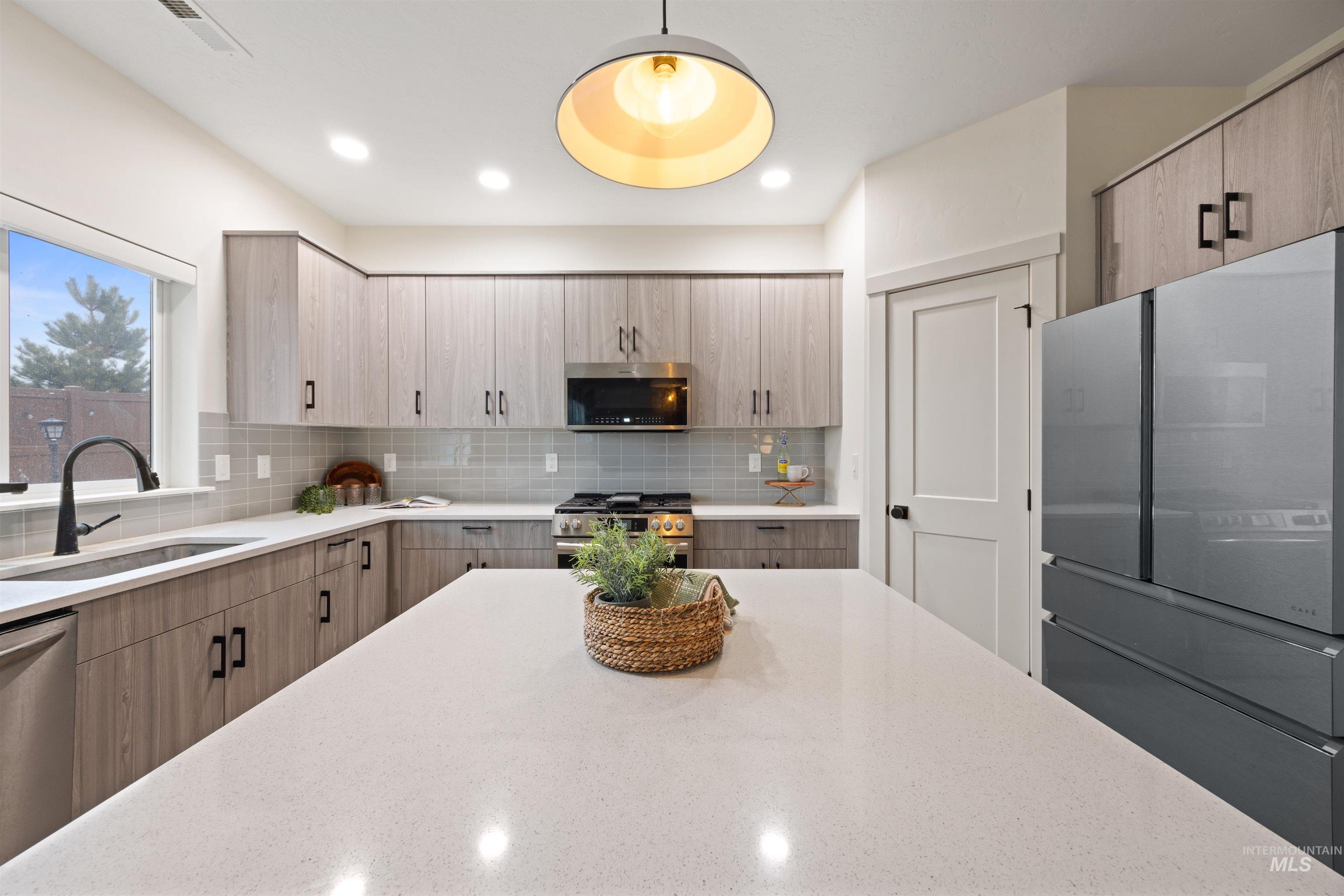 6864 W Corona Street, Boise, Idaho 83709, 4 Bedrooms, 2 Bathrooms, Residential For Sale, Price $575,000,MLS 98972400