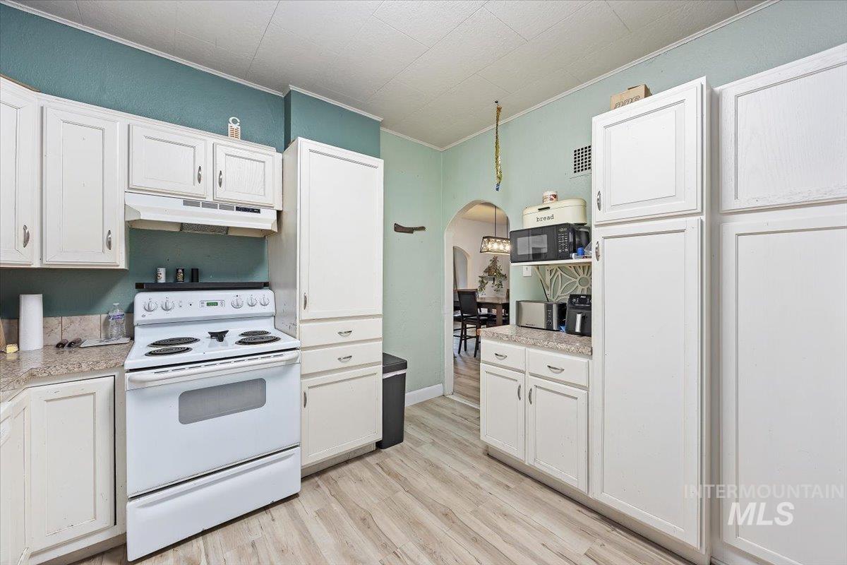 410 N Logan, Glenns Ferry, Idaho 83623, 5 Bedrooms, 2.5 Bathrooms, Residential For Sale, Price $299,999,MLS 98972401