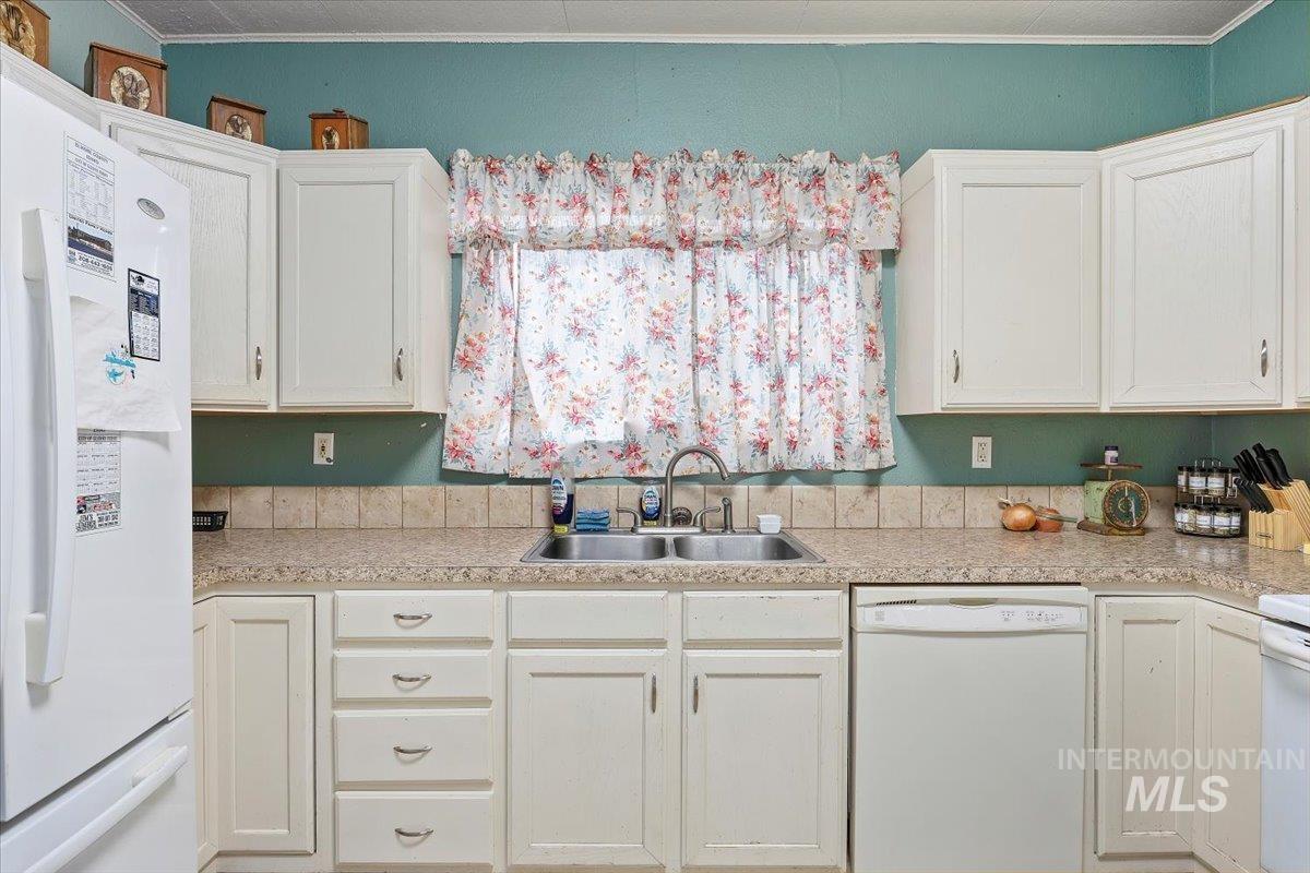 410 N Logan, Glenns Ferry, Idaho 83623, 5 Bedrooms, 2.5 Bathrooms, Residential For Sale, Price $299,999,MLS 98972401