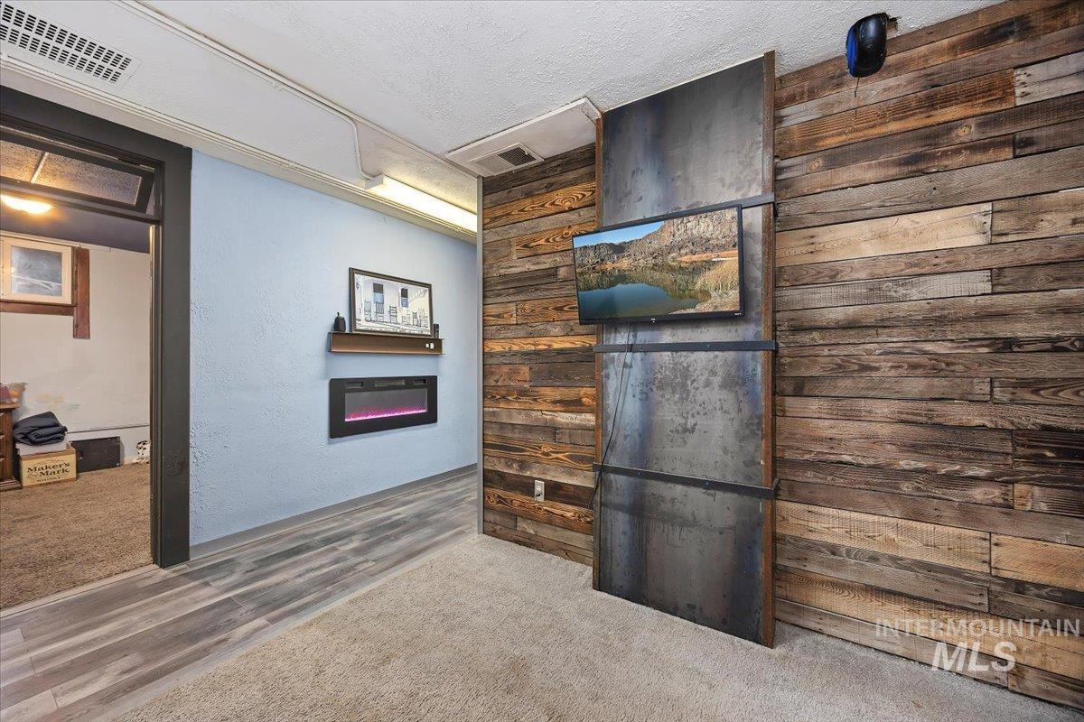 410 N Logan, Glenns Ferry, Idaho 83623, 5 Bedrooms, 2.5 Bathrooms, Residential For Sale, Price $299,999,MLS 98972401