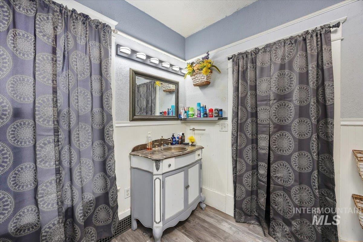 410 N Logan, Glenns Ferry, Idaho 83623, 5 Bedrooms, 2.5 Bathrooms, Residential For Sale, Price $299,999,MLS 98972401