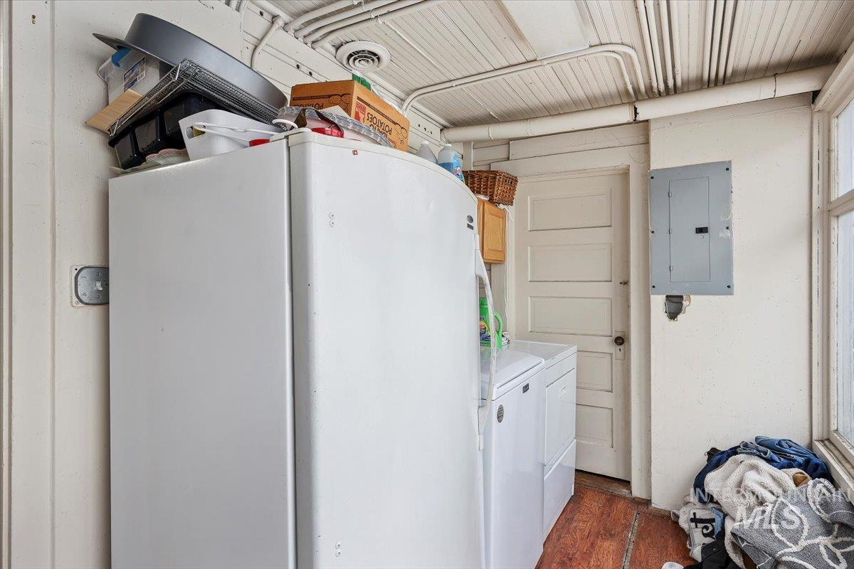 410 N Logan, Glenns Ferry, Idaho 83623, 5 Bedrooms, 2.5 Bathrooms, Residential For Sale, Price $299,999,MLS 98972401