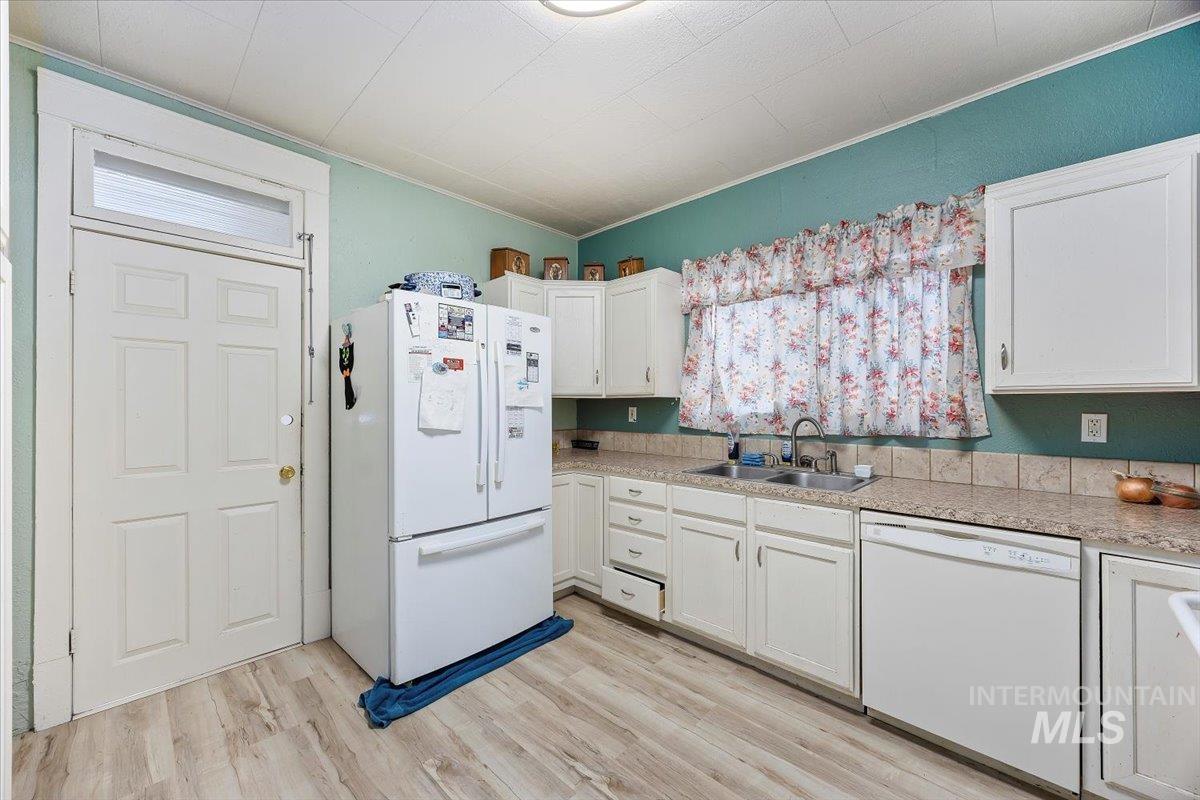 410 N Logan, Glenns Ferry, Idaho 83623, 5 Bedrooms, 2.5 Bathrooms, Residential For Sale, Price $299,999,MLS 98972401