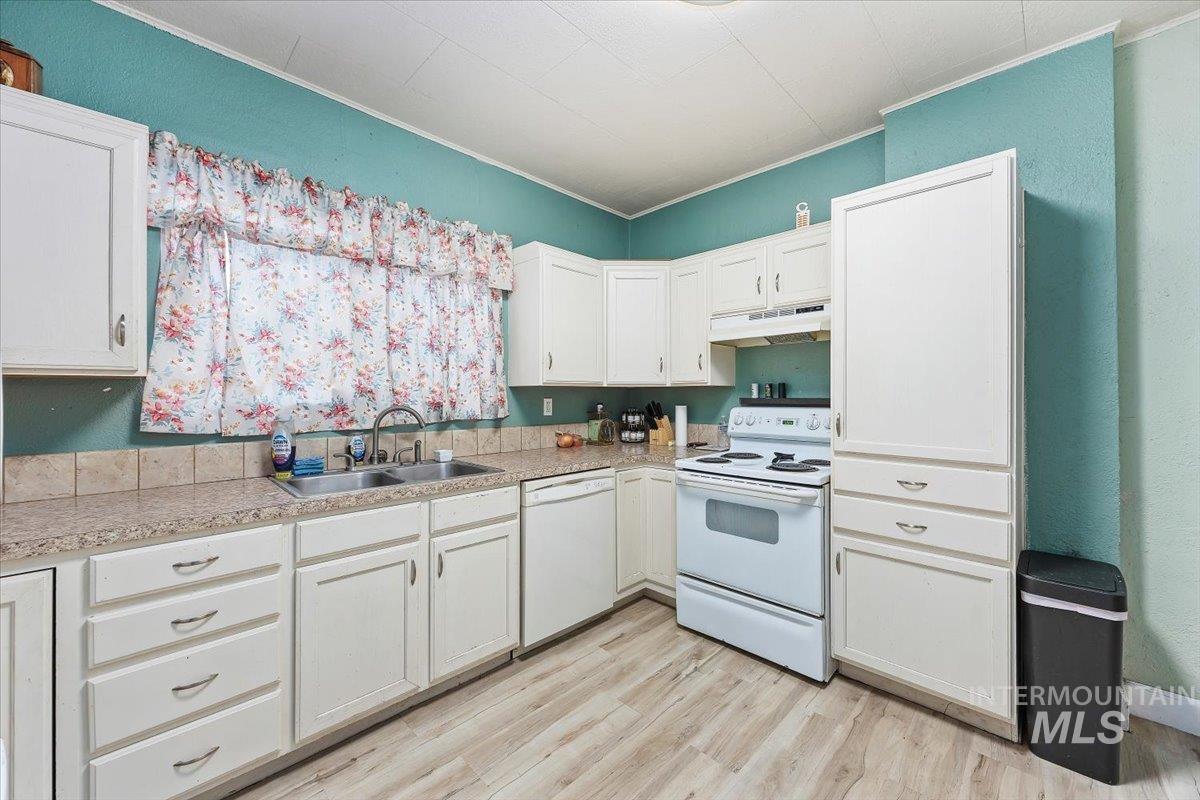 410 N Logan, Glenns Ferry, Idaho 83623, 5 Bedrooms, 2.5 Bathrooms, Residential For Sale, Price $299,999,MLS 98972401