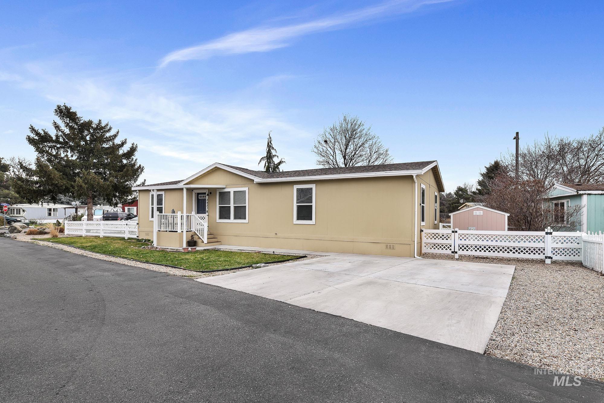 8483 W Irving Ln, Boise, Idaho 83704, 4 Bedrooms, 2 Bathrooms, Residential For Sale, Price $175,000,MLS 98972405