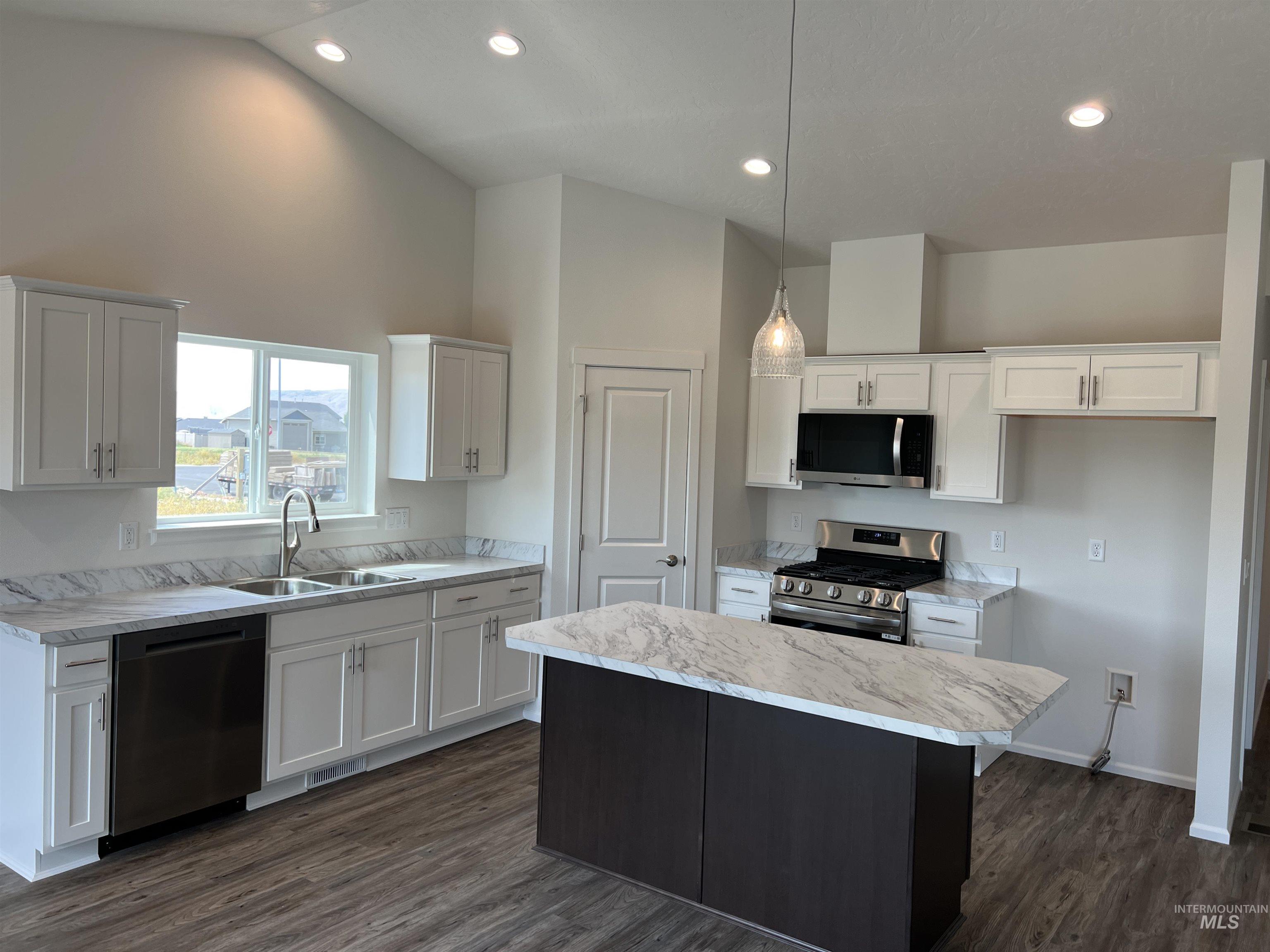 1738 Yellowstone Court, Lewiston, Idaho 83501, 3 Bedrooms, 2 Bathrooms, Residential For Sale, Price $389,900,MLS 98972412