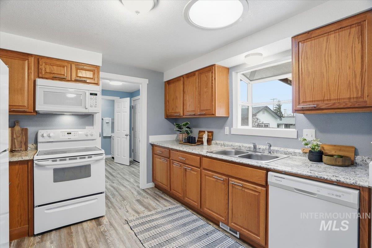 406 N Shady Grove Pl, Kuna, Idaho 83634, 3 Bedrooms, 1.5 Bathrooms, Residential For Sale, Price $339,000,MLS 98972414