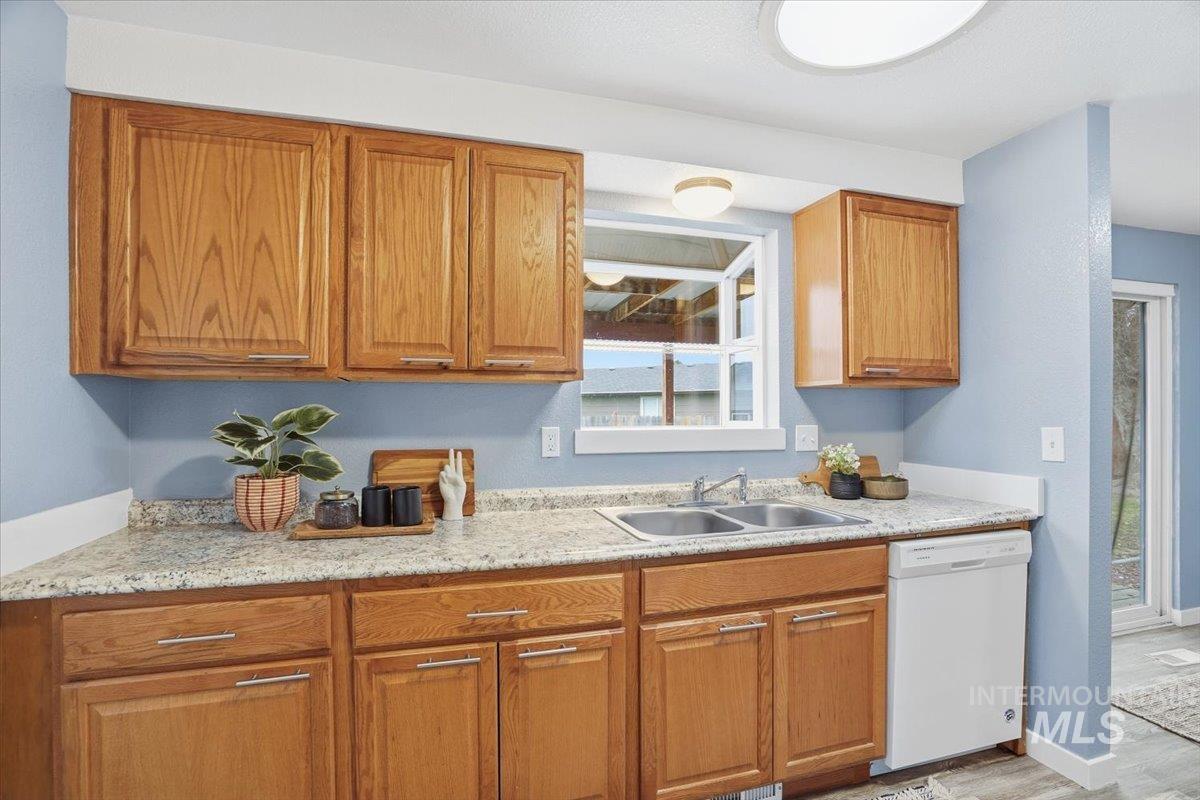 406 N Shady Grove Pl, Kuna, Idaho 83634, 3 Bedrooms, 1.5 Bathrooms, Residential For Sale, Price $339,000,MLS 98972414