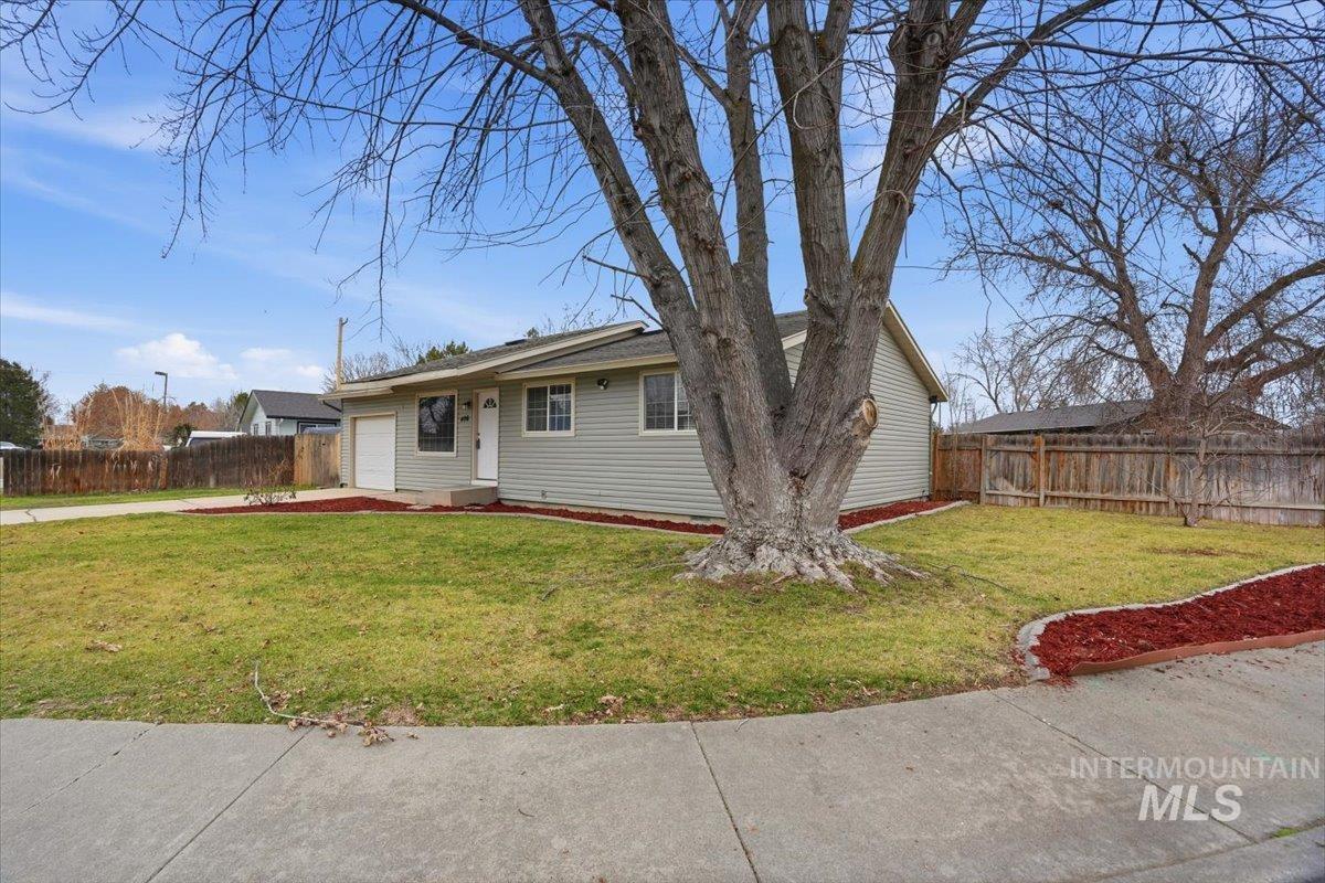 406 N Shady Grove Pl, Kuna, Idaho 83634, 3 Bedrooms, 1.5 Bathrooms, Residential For Sale, Price $339,000,MLS 98972414