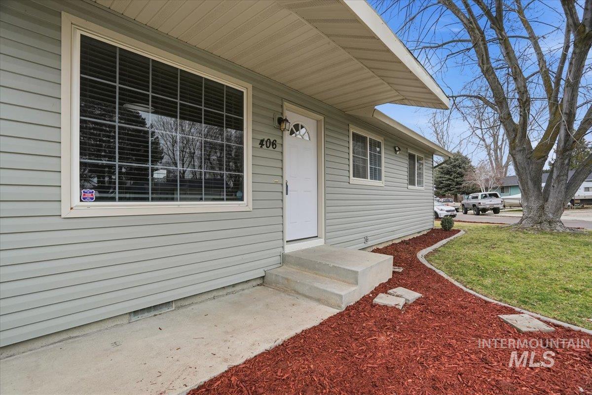 406 N Shady Grove Pl, Kuna, Idaho 83634, 3 Bedrooms, 1.5 Bathrooms, Residential For Sale, Price $339,000,MLS 98972414