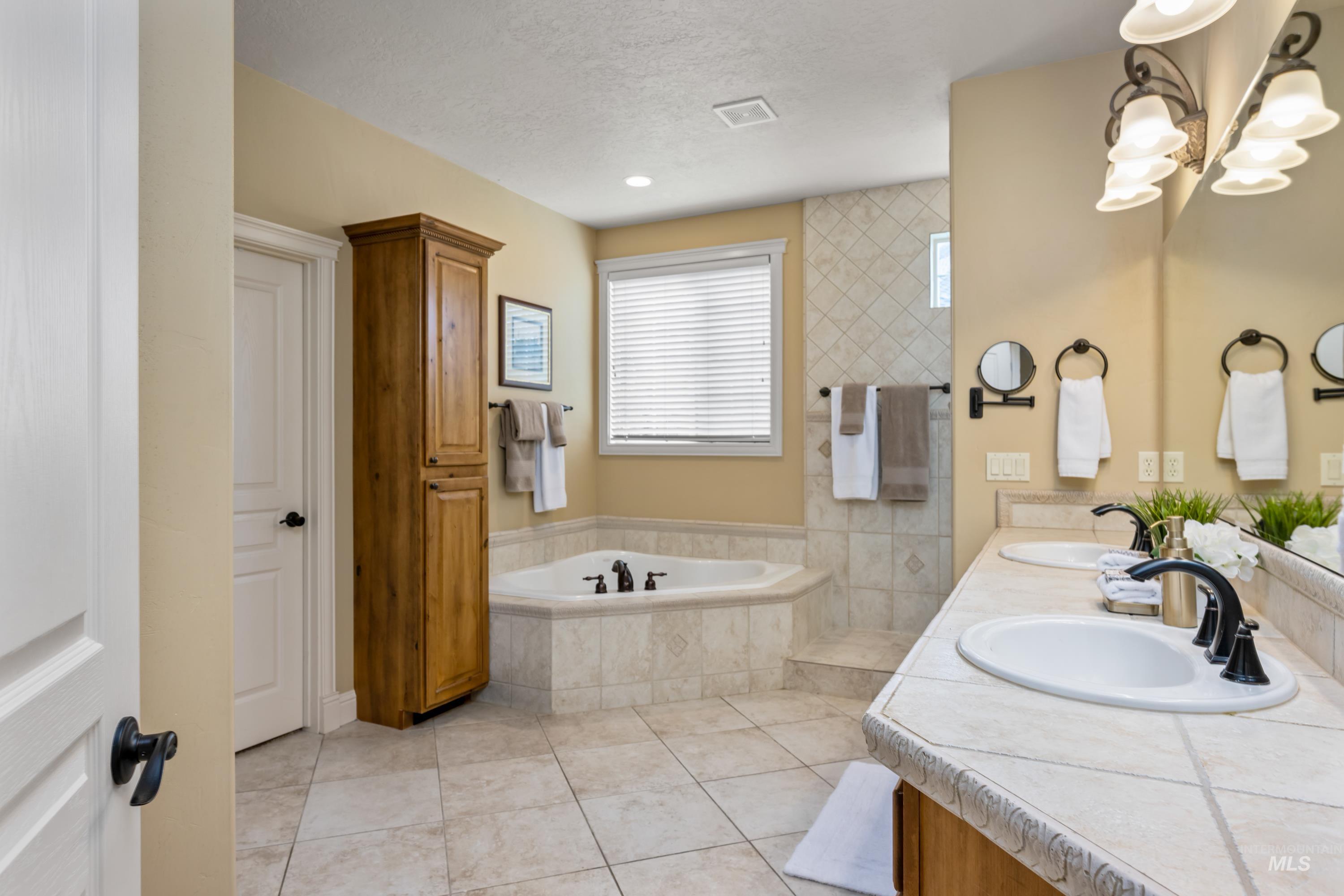 647 W Water Grove Drive, Eagle, Idaho 83616, 5 Bedrooms, 4.5 Bathrooms, Residential For Sale, Price $1,199,000,MLS 98972419