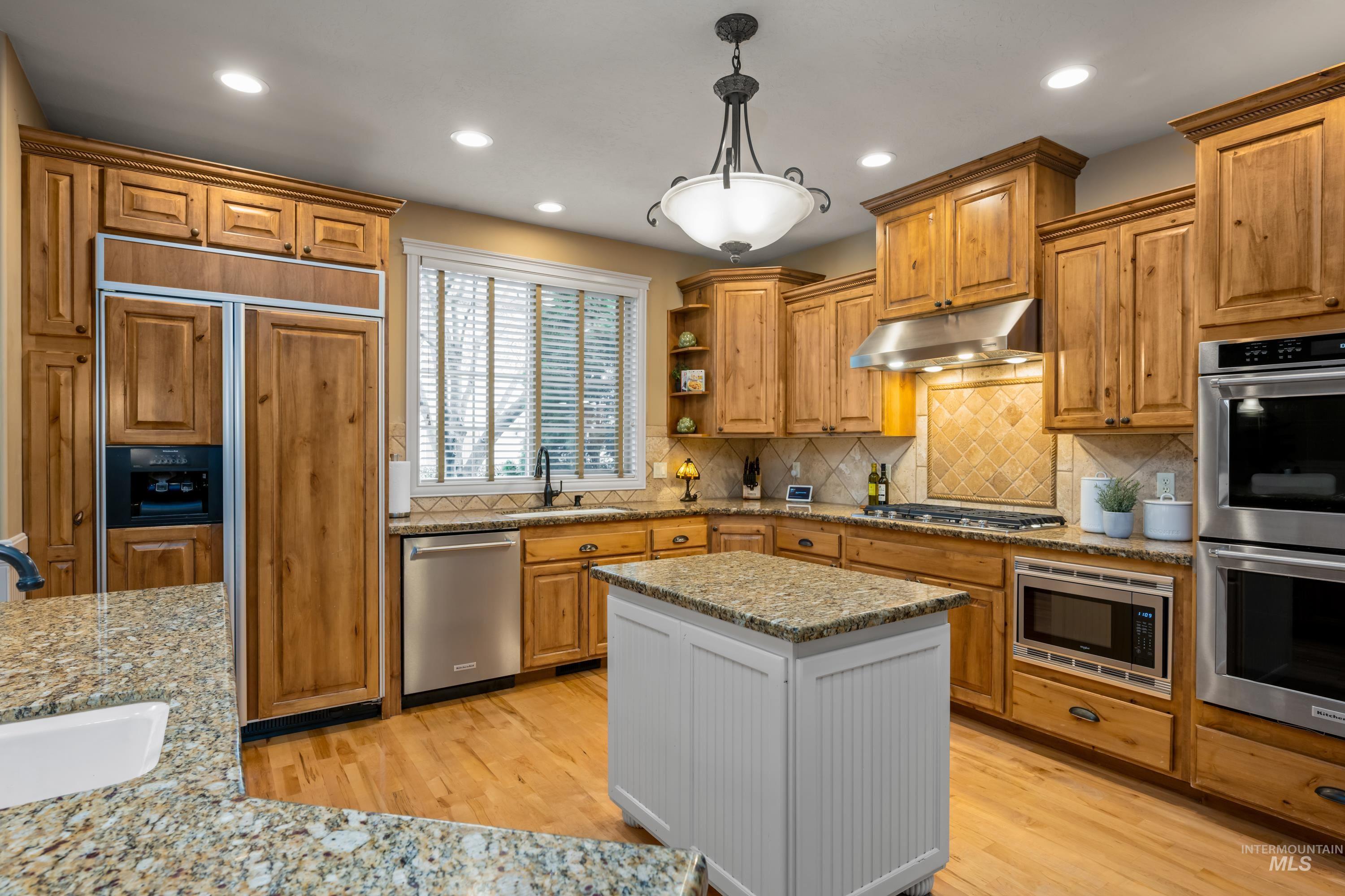 647 W Water Grove Drive, Eagle, Idaho 83616, 5 Bedrooms, 4.5 Bathrooms, Residential For Sale, Price $1,199,000,MLS 98972419