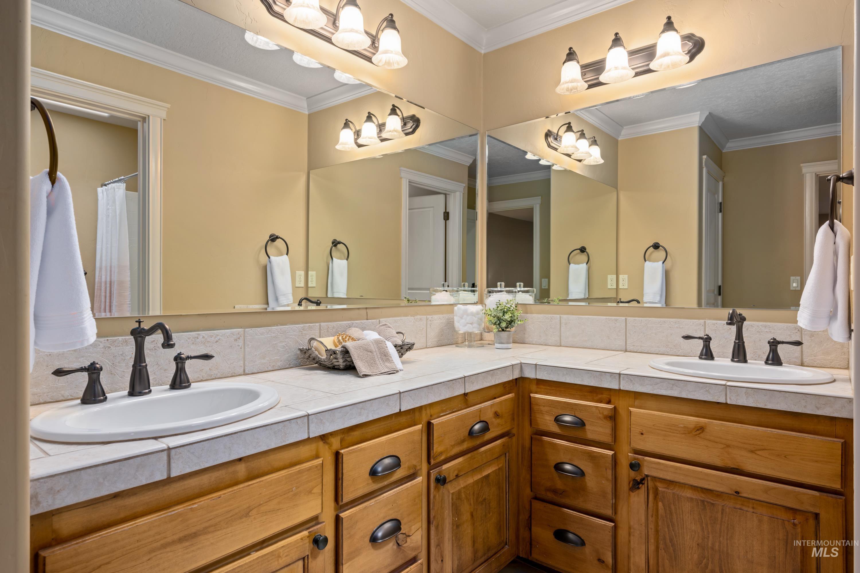 647 W Water Grove Drive, Eagle, Idaho 83616, 5 Bedrooms, 4.5 Bathrooms, Residential For Sale, Price $1,199,000,MLS 98972419