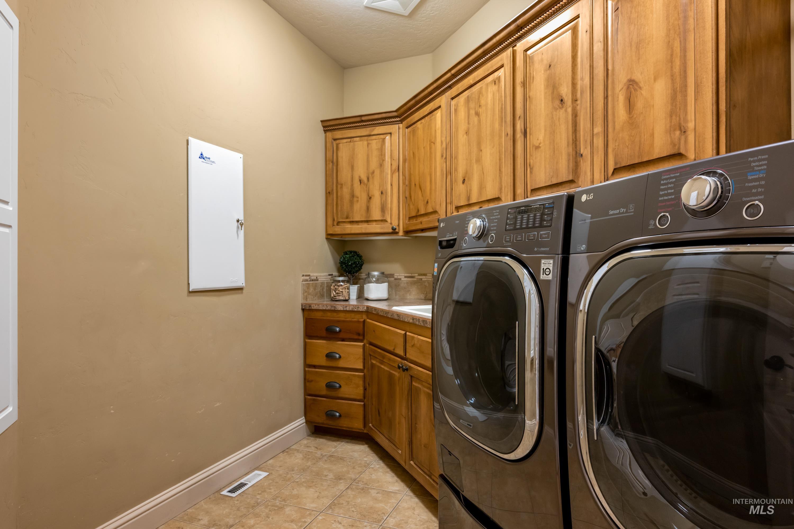 647 W Water Grove Drive, Eagle, Idaho 83616, 5 Bedrooms, 4.5 Bathrooms, Residential For Sale, Price $1,199,000,MLS 98972419