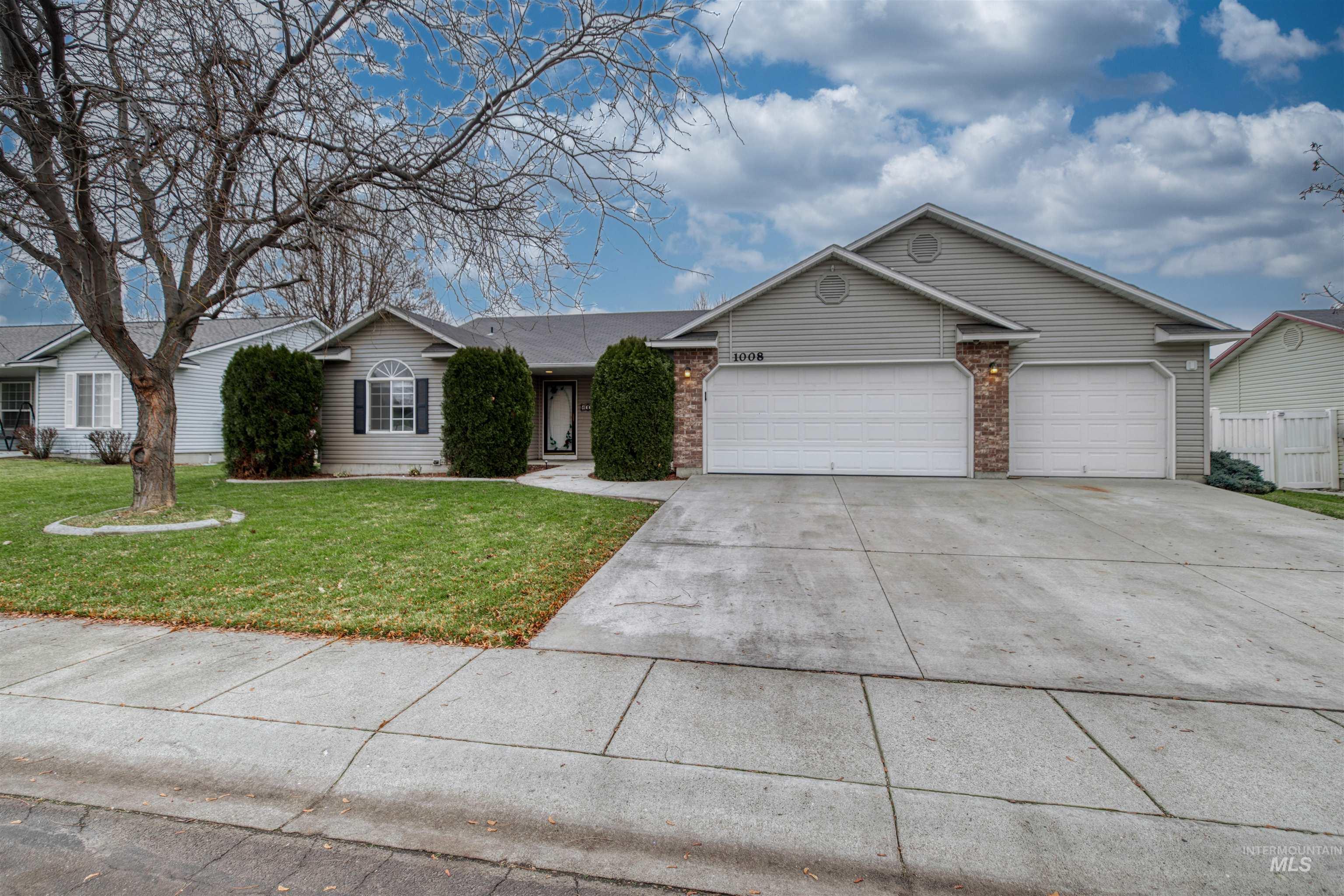 1008 Pintail St, Fruitland, Idaho 83619, 3 Bedrooms, 2 Bathrooms, Residential For Sale, Price $374,900,MLS 98972427