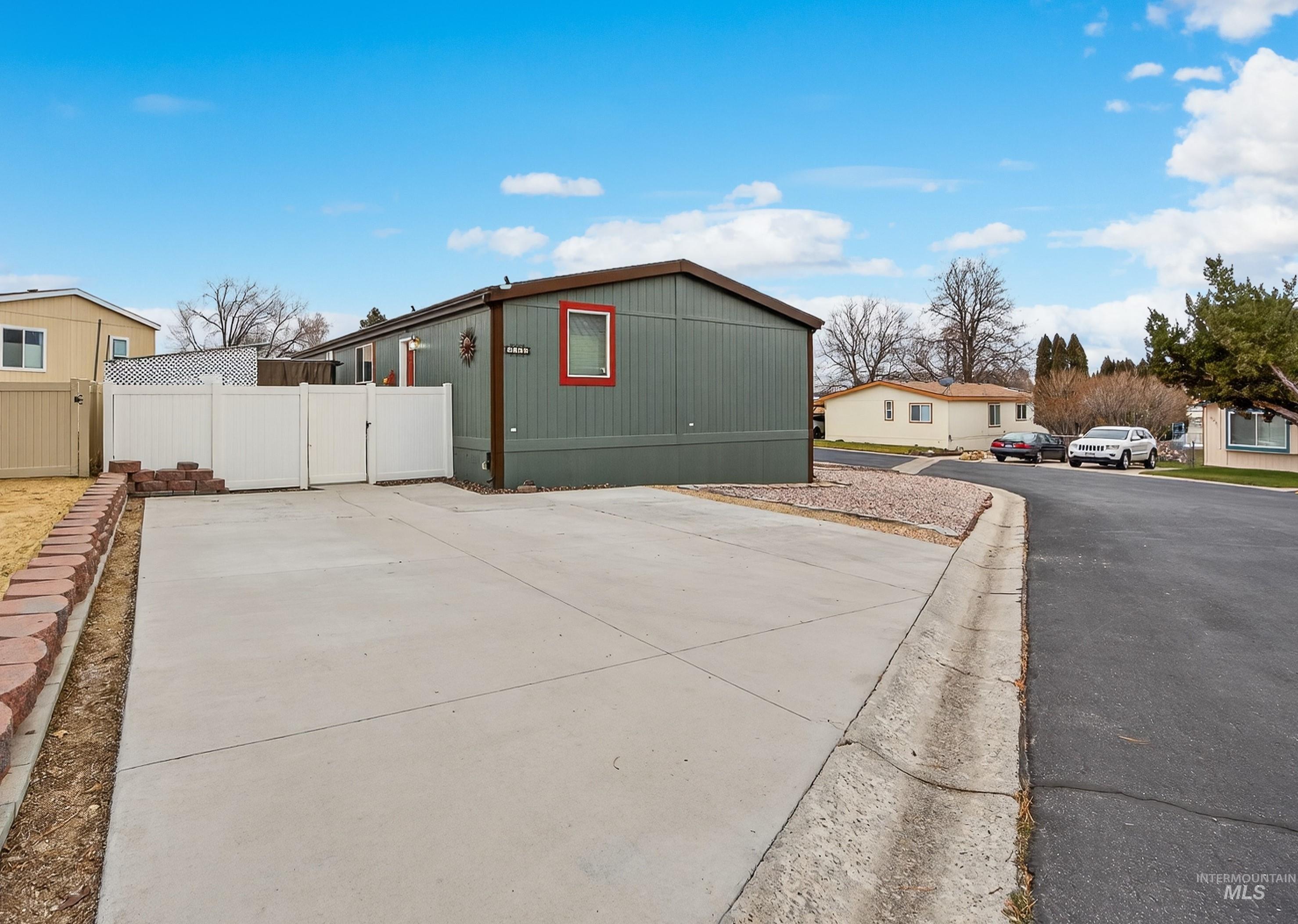 8218 Blue Ridge Ln, Boise, Idaho 83716, 3 Bedrooms, 2 Bathrooms, Residential For Sale, Price $199,900,MLS 98972430