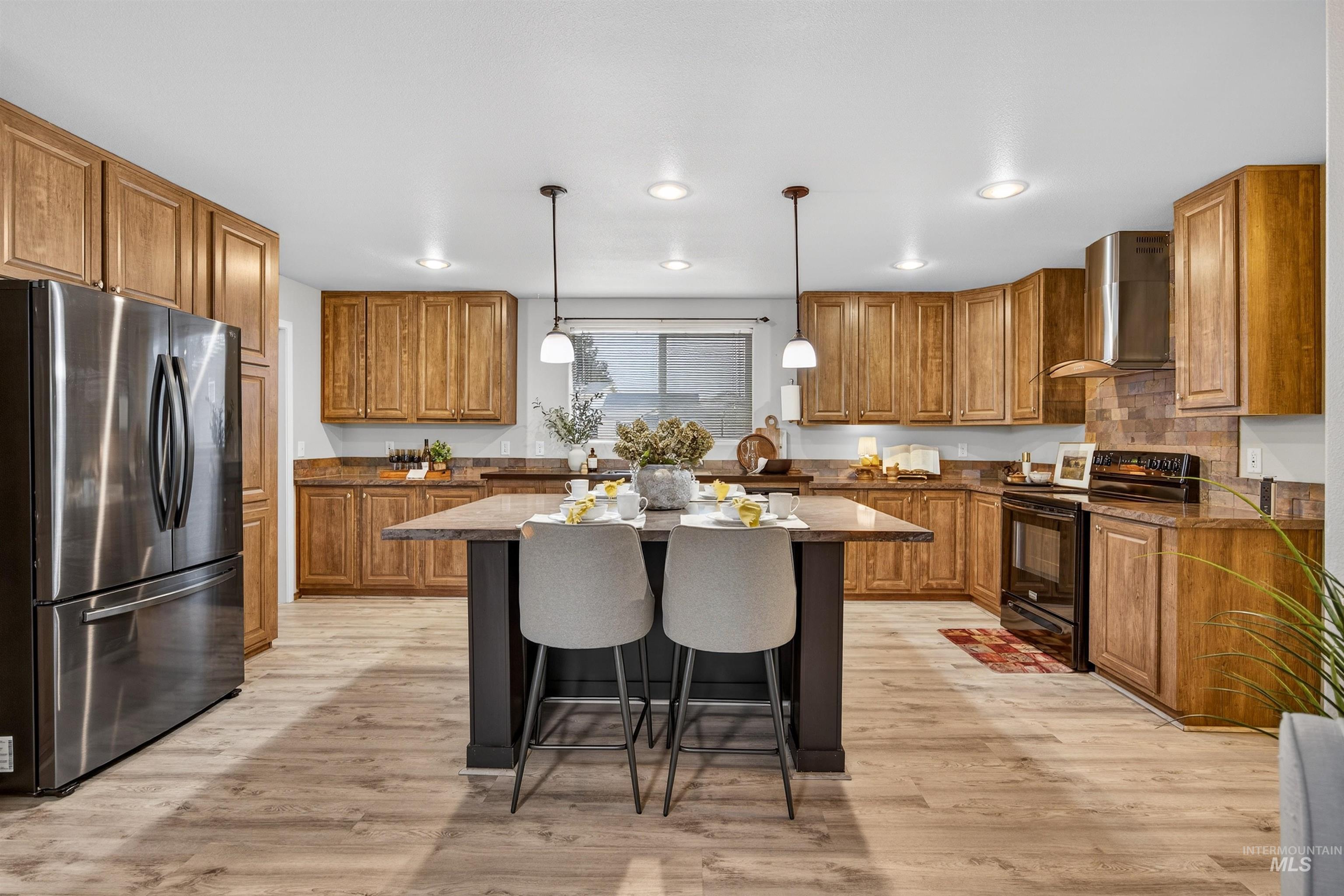 8218 Blue Ridge Ln, Boise, Idaho 83716, 3 Bedrooms, 2 Bathrooms, Residential For Sale, Price $199,900,MLS 98972430