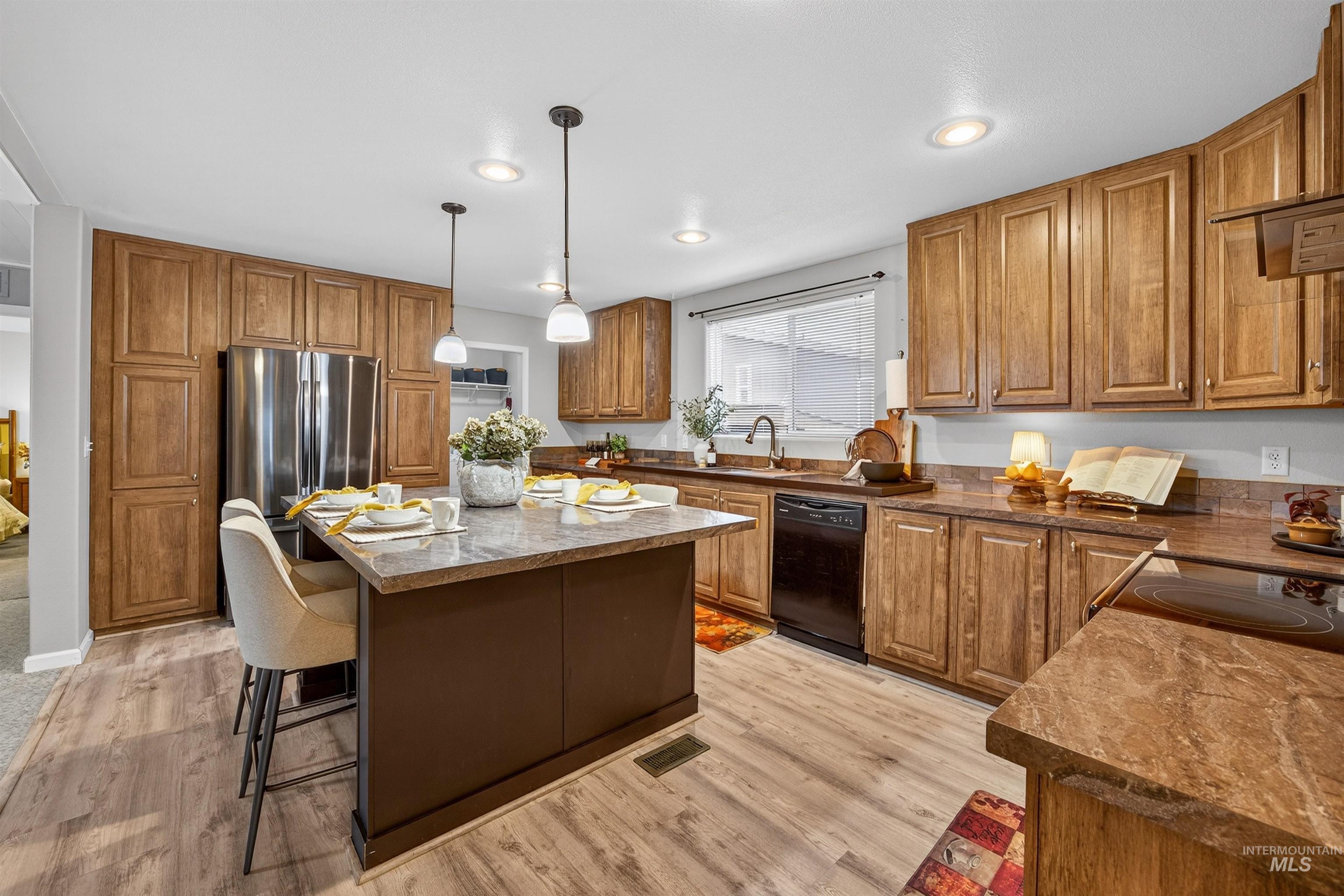 8218 Blue Ridge Ln, Boise, Idaho 83716, 3 Bedrooms, 2 Bathrooms, Residential For Sale, Price $199,900,MLS 98972430