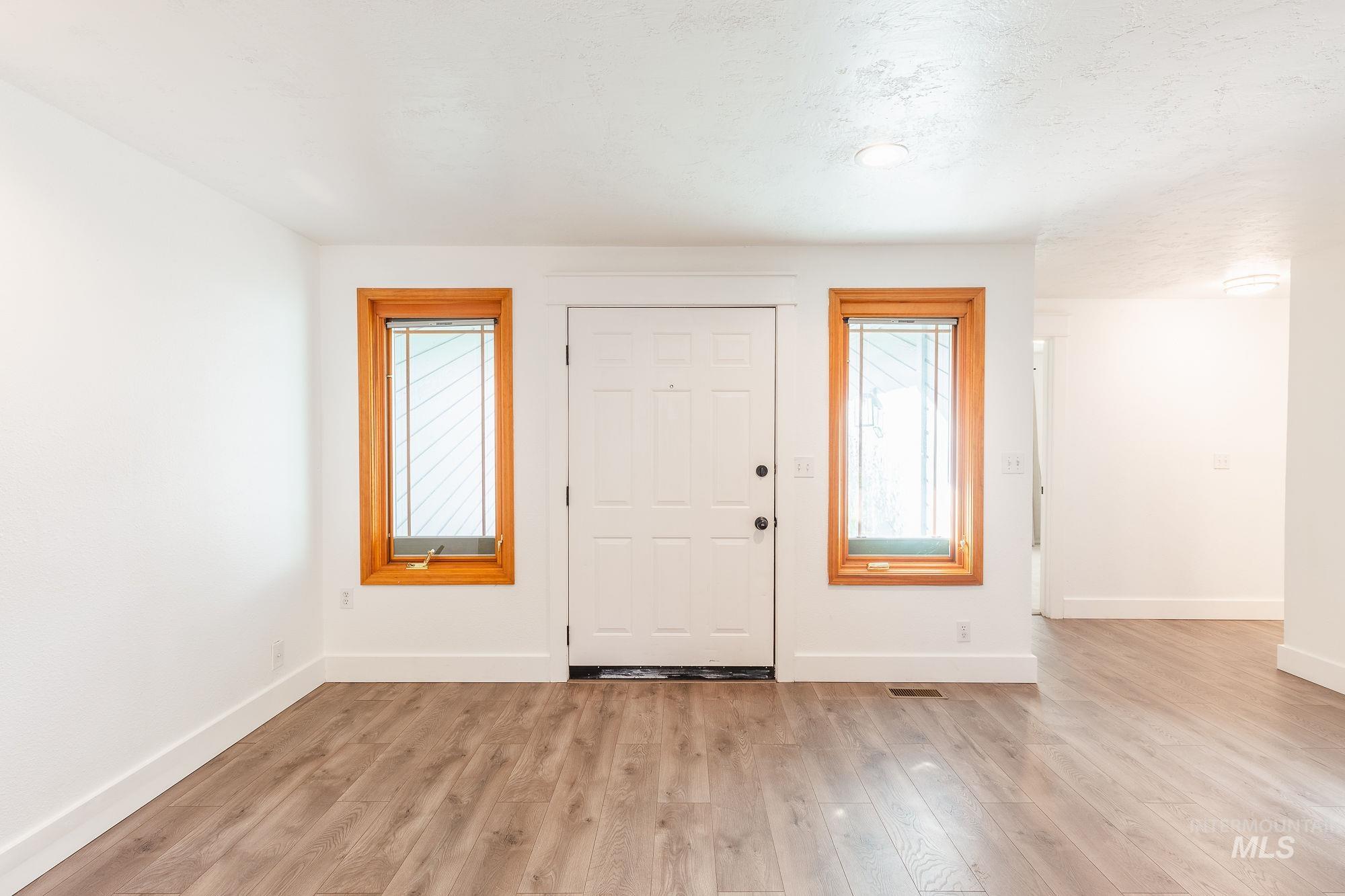 346 E Mission Dr, Eagle, Idaho 83616, 4 Bedrooms, 2 Bathrooms, Residential For Sale, Price $499,900,MLS 98972438