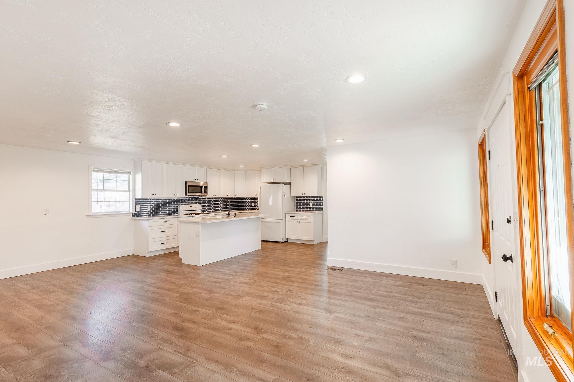 346 E Mission Dr, Eagle, Idaho 83616, 4 Bedrooms, 2 Bathrooms, Residential For Sale, Price $499,900,MLS 98972438