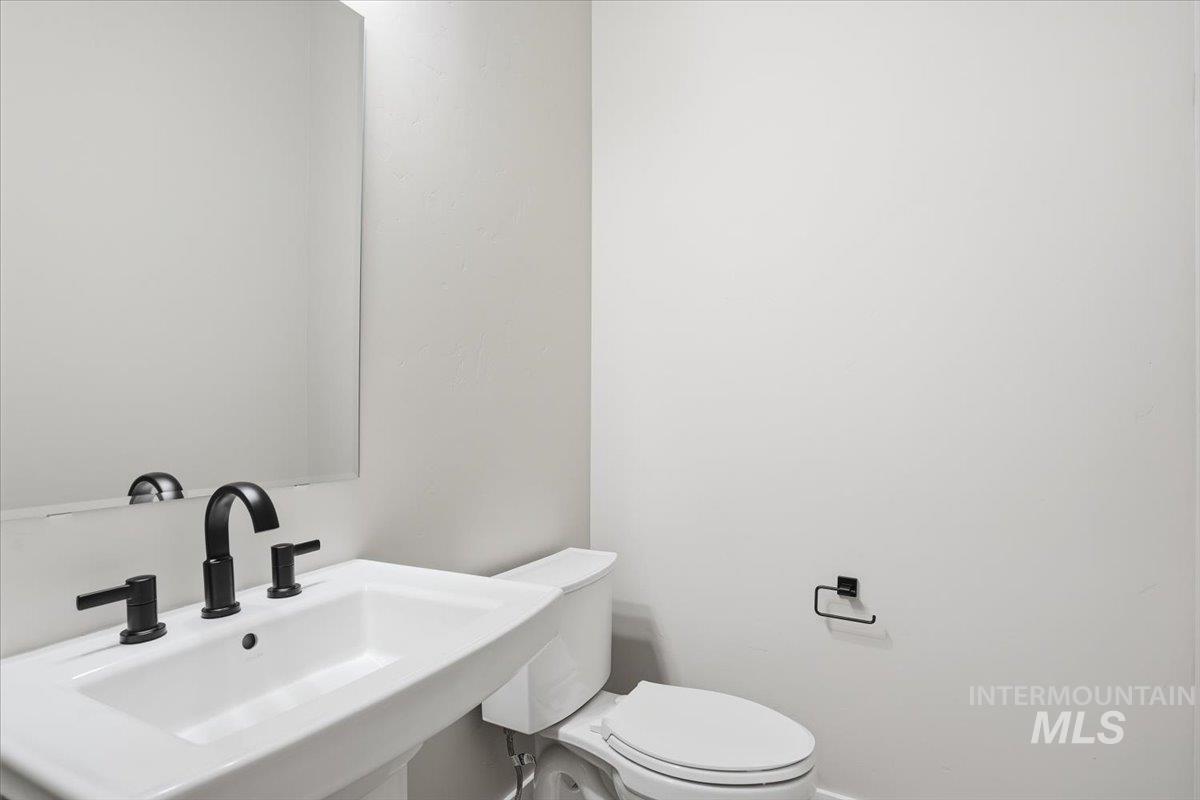 2378 N Kenora Ave, Star, Idaho 83669, 3 Bedrooms, 2.5 Bathrooms, Residential For Sale, Price $789,990,MLS 98972444