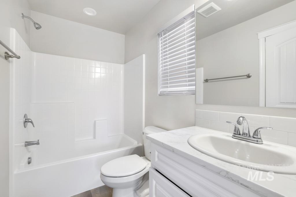 1113 Meadow Lake Loop, Buhl, Idaho 83316, 4 Bedrooms, 2 Bathrooms, Residential For Sale, Price $375,000,MLS 98972481