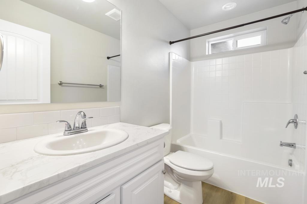 1113 Meadow Lake Loop, Buhl, Idaho 83316, 4 Bedrooms, 2 Bathrooms, Residential For Sale, Price $375,000,MLS 98972481