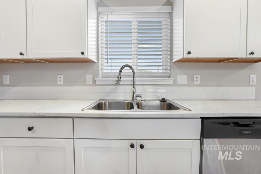 1113 Meadow Lake Loop, Buhl, Idaho 83316, 4 Bedrooms, 2 Bathrooms, Residential For Sale, Price $375,000,MLS 98972481